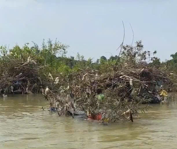 T&igrave;m thấy thi thể b&eacute; trai 8 tuổi mất t&iacute;ch tr&ecirc;n s&ocirc;ng Cầu, c&aacute;ch vị tr&iacute; rơi 5km- Ảnh 1.