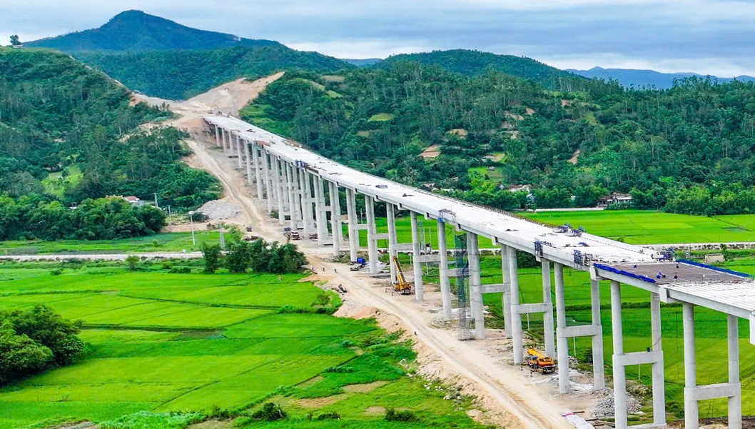 Thứ trưởng Nguyễn Việt Hùng dự lễ hợp long cầu dài nhất cao tốc Quy Nhơn - Chí Thạnh- Ảnh 9. Thứ trưởng Nguyễn Việt Hùng dự lễ hợp long cầu dài nhất cao tốc Quy Nhơn - Chí Thạnh- Ảnh 9.