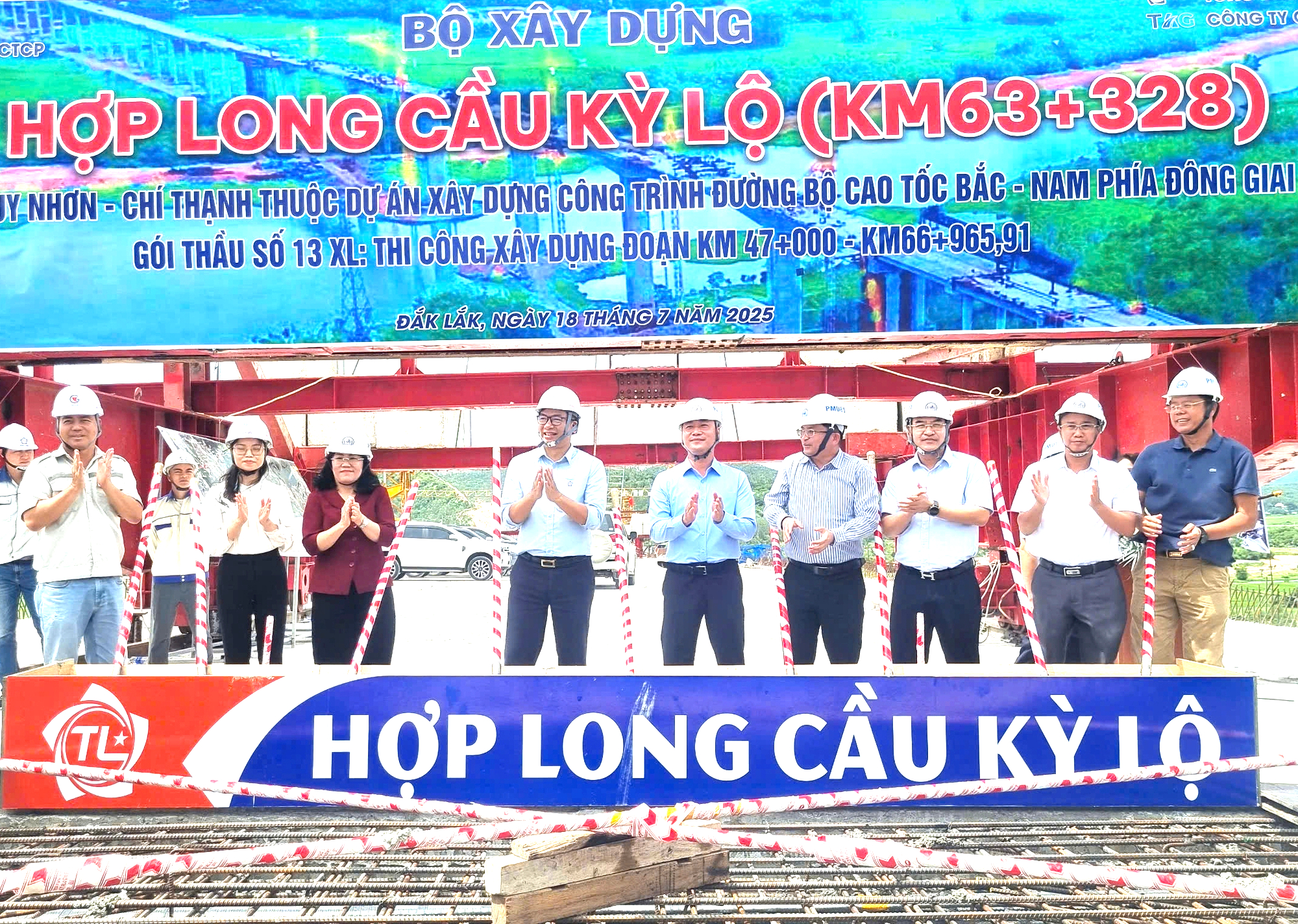 Thứ trưởng Nguyễn Việt Hùng dự lễ hợp long cầu dài nhất cao tốc Quy Nhơn - Chí Thạnh- Ảnh 1. Thứ trưởng Nguyễn Việt Hùng dự lễ hợp long cầu dài nhất cao tốc Quy Nhơn - Chí Thạnh- Ảnh 1.