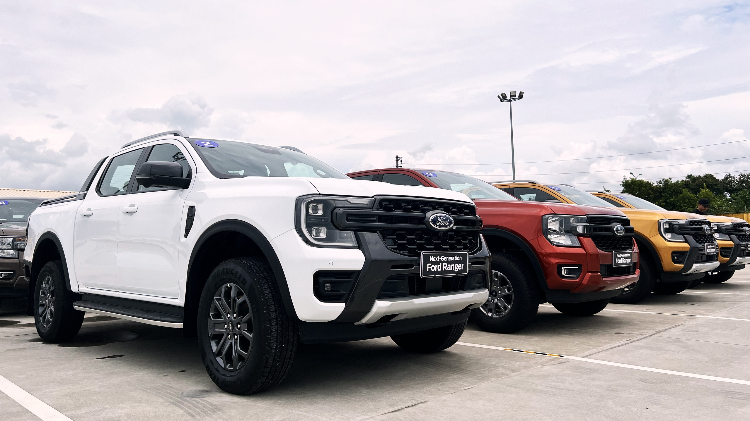 Toyota Hilux ngày càng áp đảo doanh số Mitsubishi Triton - Ảnh 2.