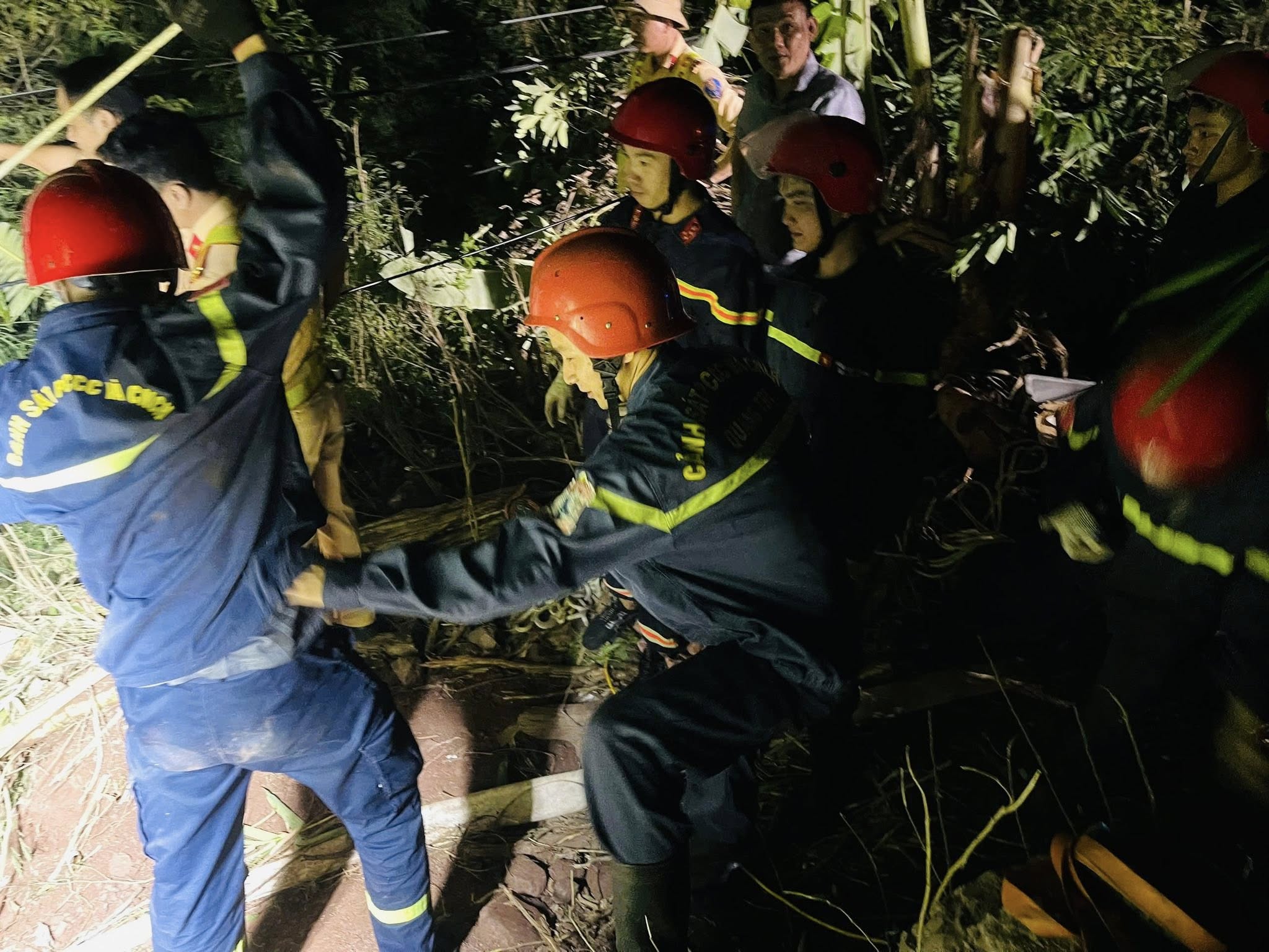 Giải cứu t&agrave;i xế xe đầu k&eacute;o mắc kẹt trong ca bin dưới vực s&acirc;u ở Quảng Trị- Ảnh 1.
