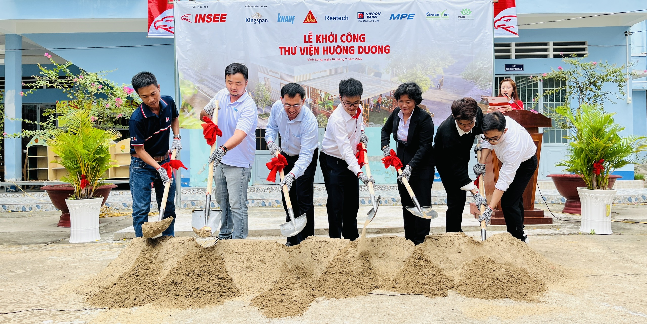 Đại diện INSEE c&ugrave;ng đại diện Trung t&acirc;m hỗ trợ ph&aacute;t triển gi&aacute;o dục h&ograve;a nhập tỉnh Vĩnh Long, c&aacute;c đối t&aacute;c v&agrave; nh&oacute;m t&aacute;c giả dự &aacute;n thực hiện nghi thức khởi c&ocirc;ng thư viện Hướng Dương.