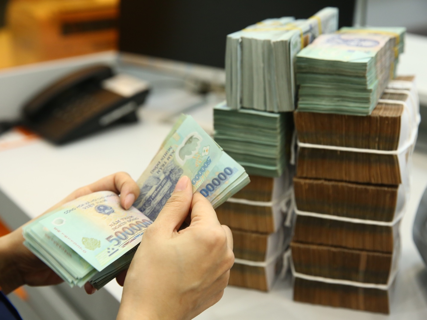 Bộ Nội vụ đề xuất tăng lương tối thiểu vùng 7,2% từ 1/1/2026- Ảnh 1. Bộ Nội vụ đề xuất tăng lương tối thiểu vùng 7,2% từ 1/1/2026- Ảnh 1.