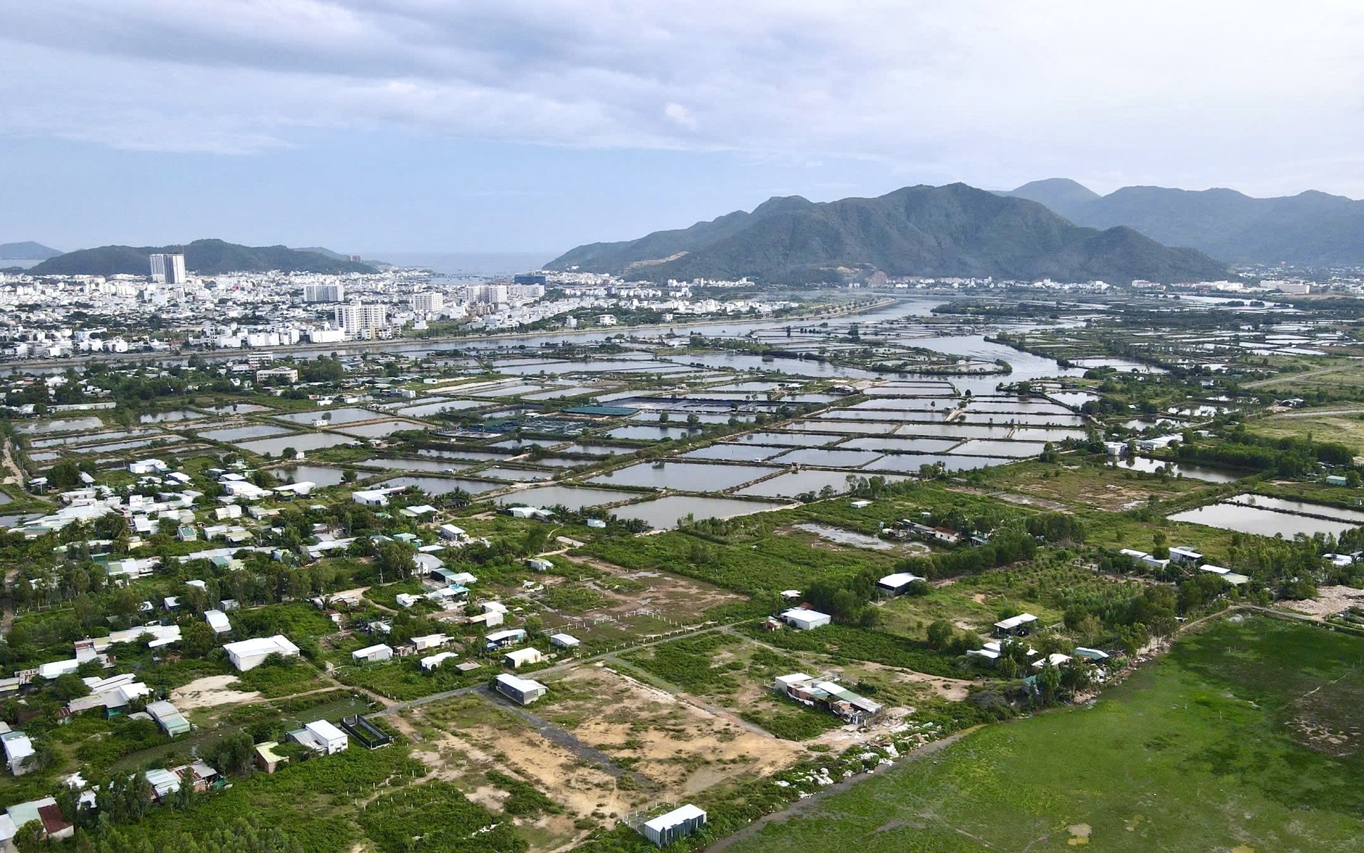 Khánh Hòa thành lập ban chỉ đạo gỡ vướng các dự án tồn đọng kéo dài- Ảnh 3. Khánh Hòa tăng cường phân cấp, kiểm soát tiến độ giải phóng mặt bằng các dự án trọng điểm
