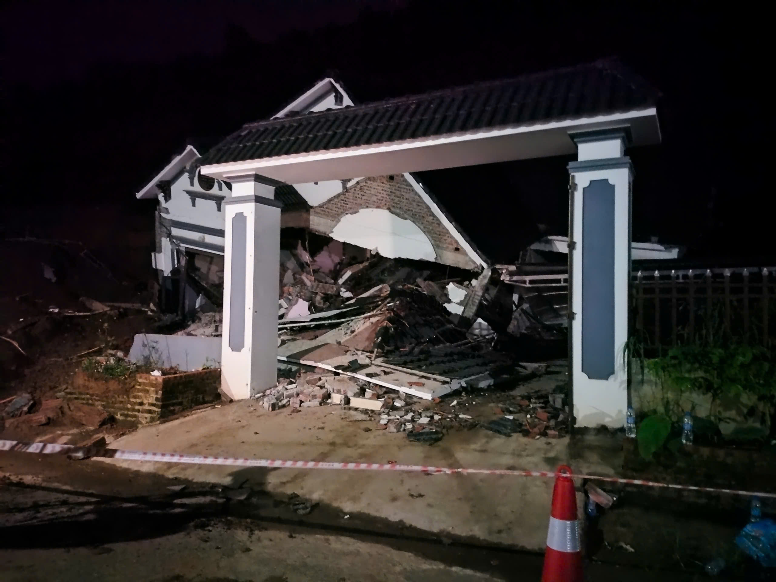 L&agrave;o Cai: R&agrave; từng m&eacute;t đất, giữ b&igrave;nh y&ecirc;n m&ugrave;a mưa lũ- Ảnh 4.