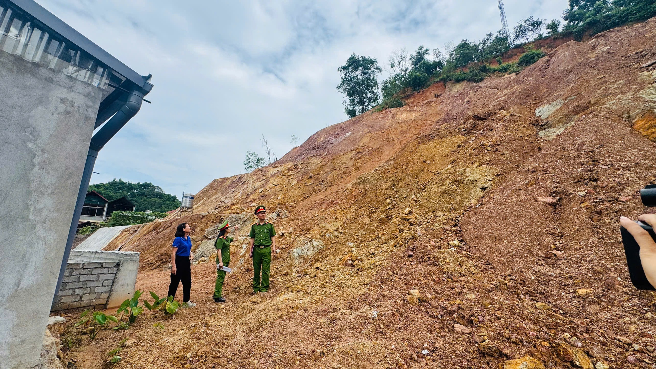 L&agrave;o Cai: R&agrave; từng m&eacute;t đất, giữ b&igrave;nh y&ecirc;n m&ugrave;a mưa lũ- Ảnh 2.