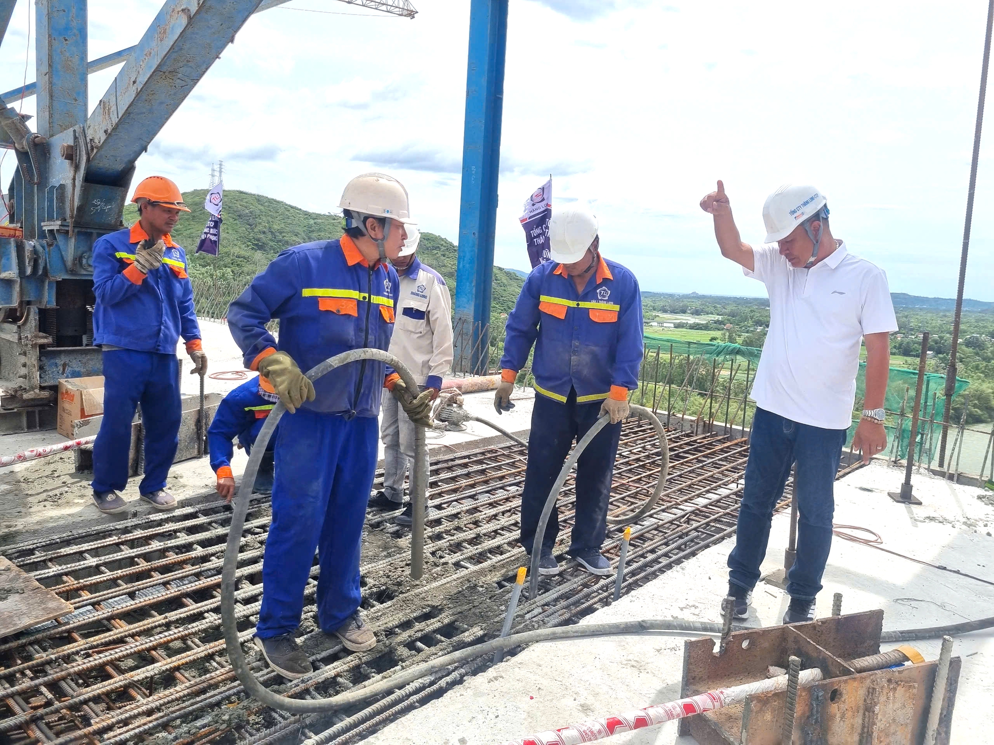 Thứ trưởng Nguyễn Việt Hùng dự lễ hợp long cầu dài nhất cao tốc Quy Nhơn - Chí Thạnh- Ảnh 5. Thứ trưởng Nguyễn Việt Hùng dự lễ hợp long cầu dài nhất cao tốc Quy Nhơn - Chí Thạnh- Ảnh 5.