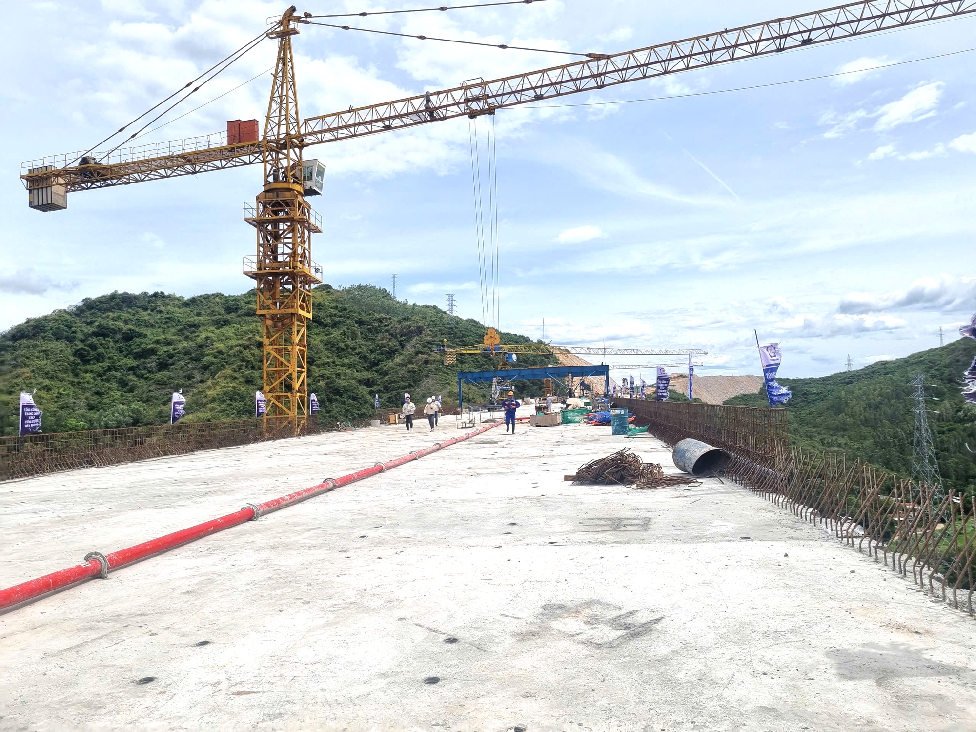 Thứ trưởng Nguyễn Việt Hùng dự lễ hợp long cầu dài nhất cao tốc Quy Nhơn - Chí Thạnh- Ảnh 7. Thứ trưởng Nguyễn Việt Hùng dự lễ hợp long cầu dài nhất cao tốc Quy Nhơn - Chí Thạnh- Ảnh 7.