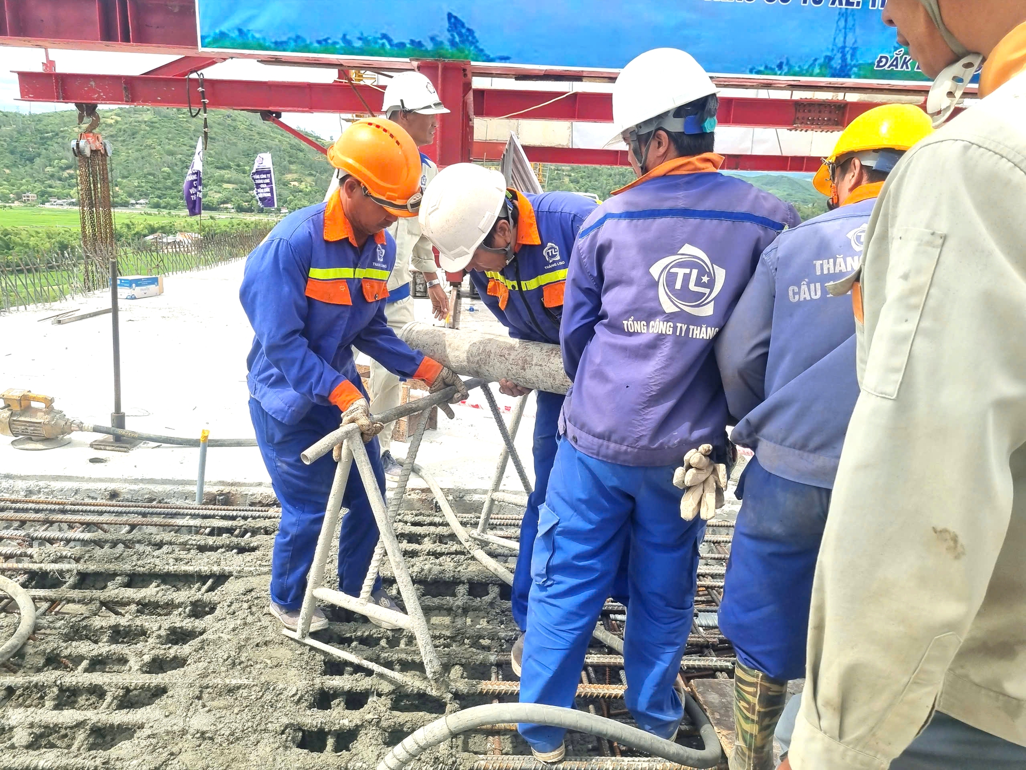 Thứ trưởng Nguyễn Việt Hùng dự lễ hợp long cầu dài nhất cao tốc Quy Nhơn - Chí Thạnh- Ảnh 6. Thứ trưởng Nguyễn Việt Hùng dự lễ hợp long cầu dài nhất cao tốc Quy Nhơn - Chí Thạnh- Ảnh 6.