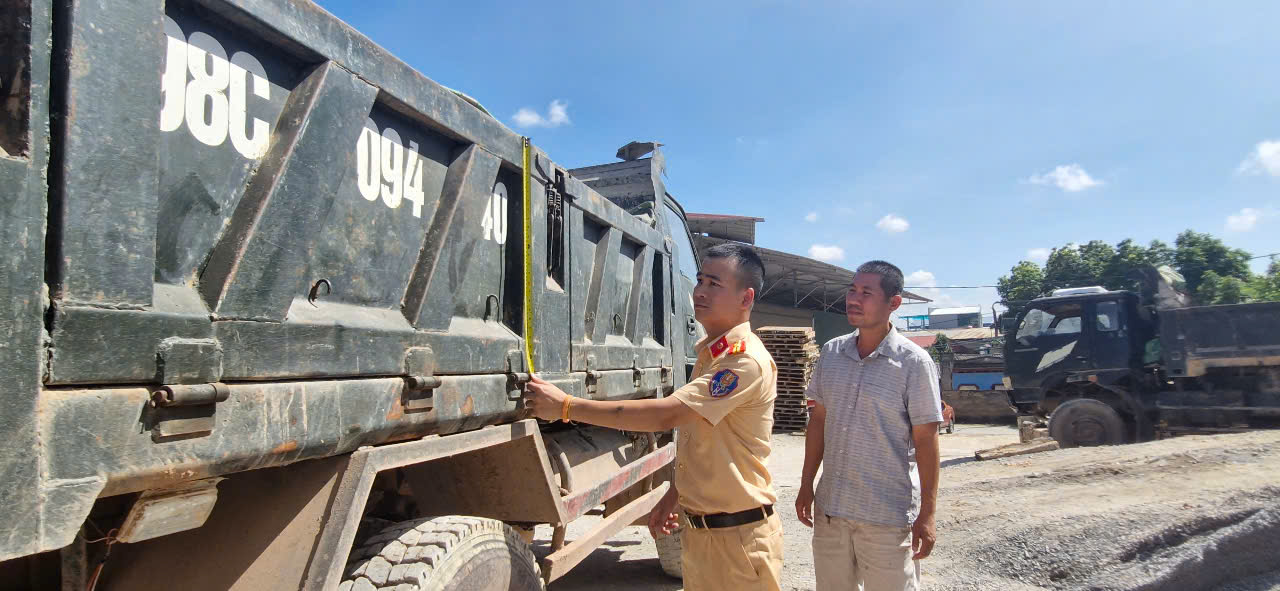 CSGT Lạng Sơn đến tận nhà đo thùng xe, yêu cầu chủ phương tiện ký cam kết không vi phạm- Ảnh 9. CSGT Lạng Sơn đến tận nhà đo thùng xe, yêu cầu chủ phương tiện ký cam kết không vi phạm- Ảnh 9.