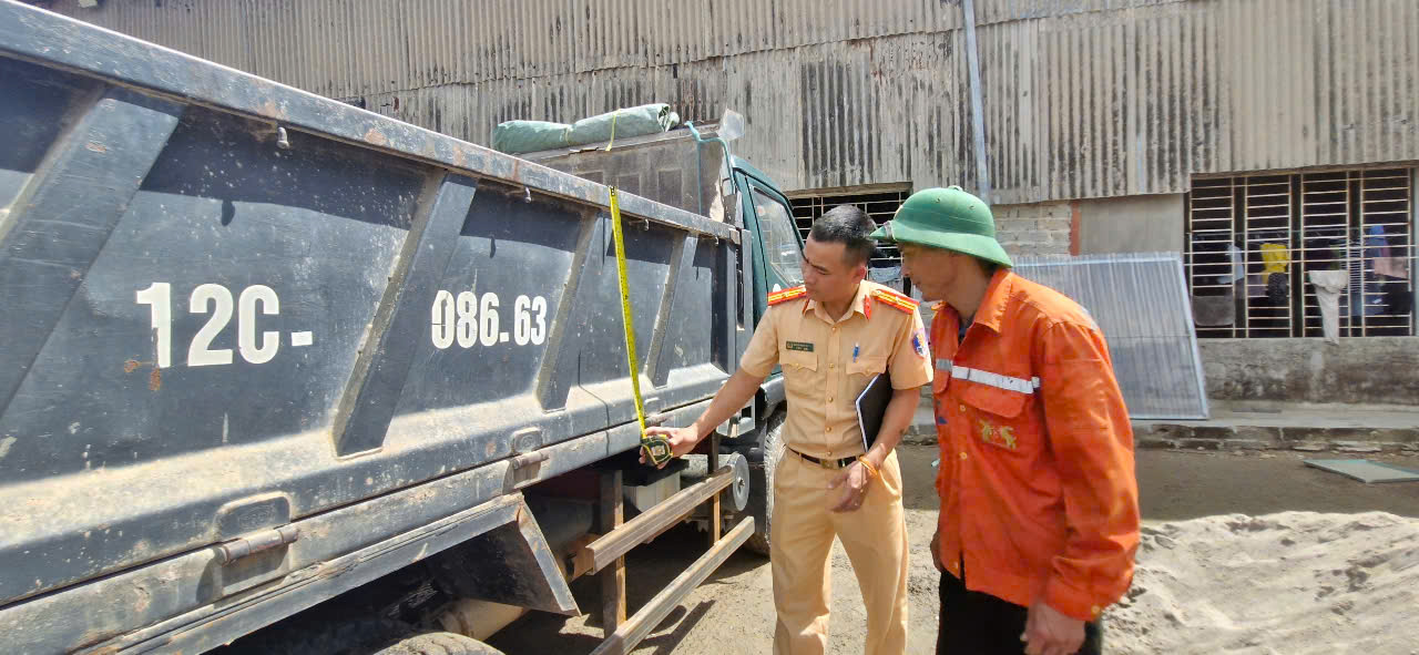 CSGT Lạng Sơn đến tận nhà đo thùng xe, yêu cầu chủ phương tiện ký cam kết không vi phạm- Ảnh 10. CSGT Lạng Sơn đến tận nhà đo thùng xe, yêu cầu chủ phương tiện ký cam kết không vi phạm- Ảnh 10.