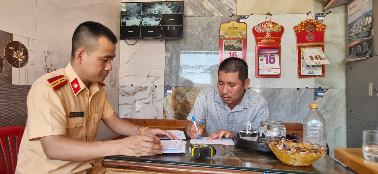 CSGT Lạng Sơn đến tận nhà đo thùng xe, yêu cầu chủ phương tiện ký cam kết không vi phạm- Ảnh 8. CSGT Lạng Sơn đến tận nhà đo thùng xe, yêu cầu chủ phương tiện ký cam kết không vi phạm- Ảnh 8.