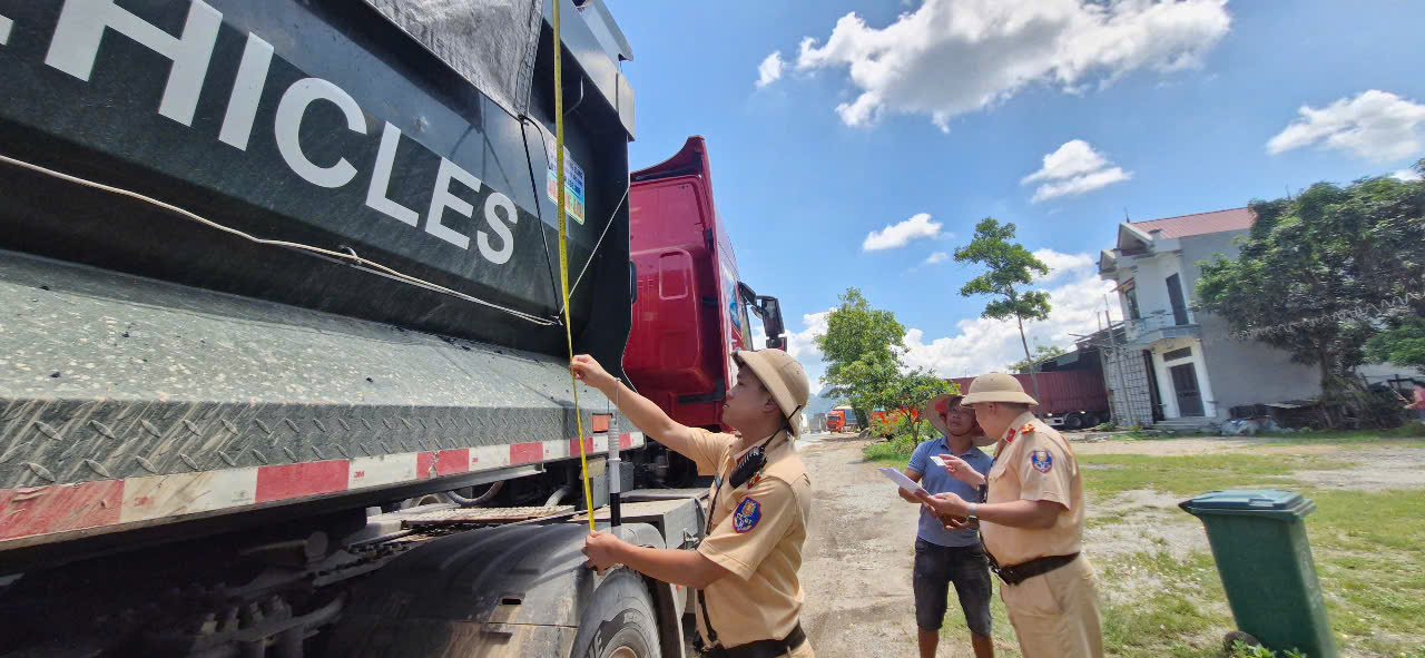 CSGT Lạng Sơn đến tận nhà đo thùng xe, yêu cầu chủ phương tiện ký cam kết không vi phạm- Ảnh 13. CSGT Lạng Sơn đến tận nhà đo thùng xe, yêu cầu chủ phương tiện ký cam kết không vi phạm- Ảnh 13.
