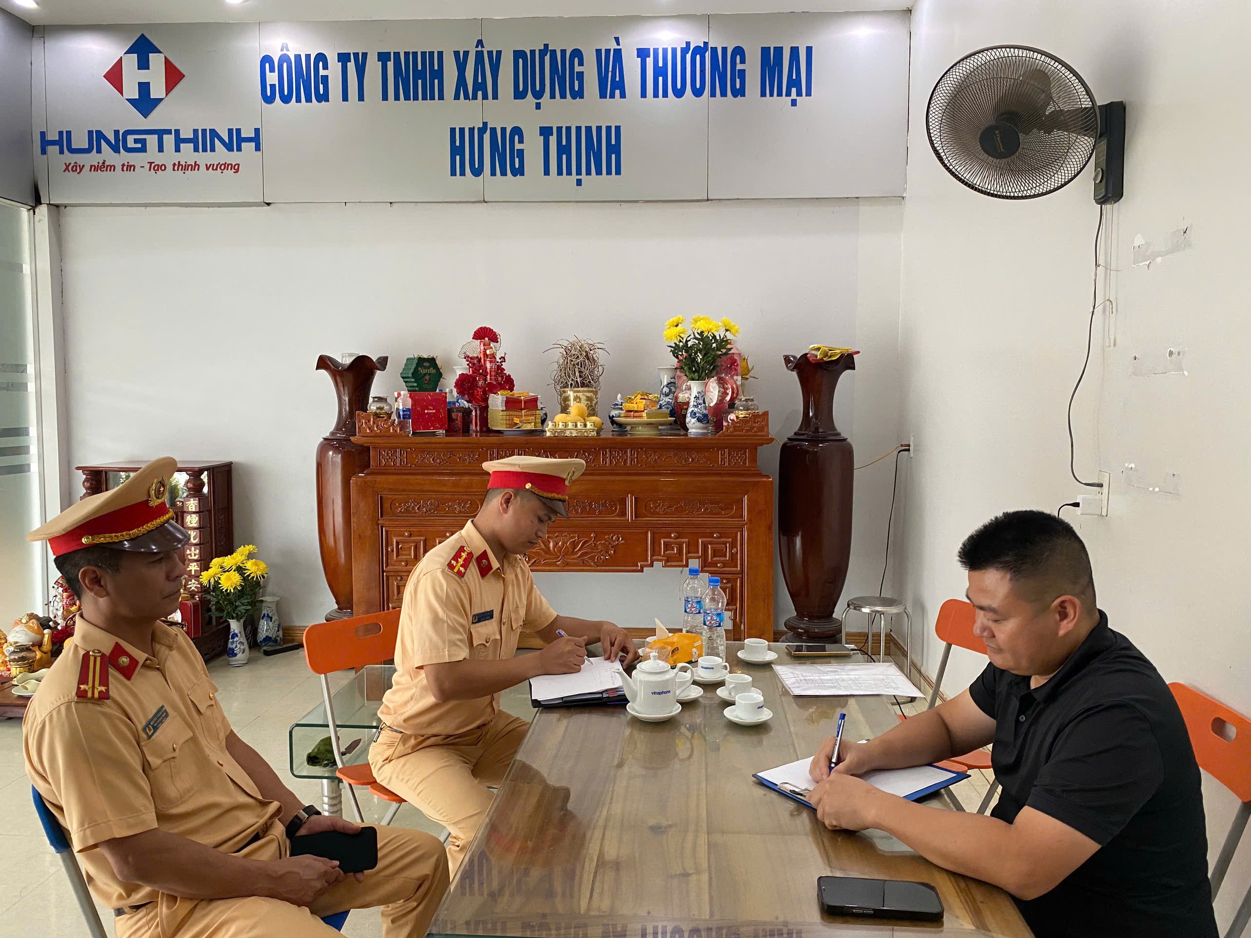 CSGT Lạng Sơn đến tận nhà đo thùng xe, yêu cầu chủ phương tiện ký cam kết không vi phạm- Ảnh 7. CSGT Lạng Sơn đến tận nhà đo thùng xe, yêu cầu chủ phương tiện ký cam kết không vi phạm- Ảnh 7.