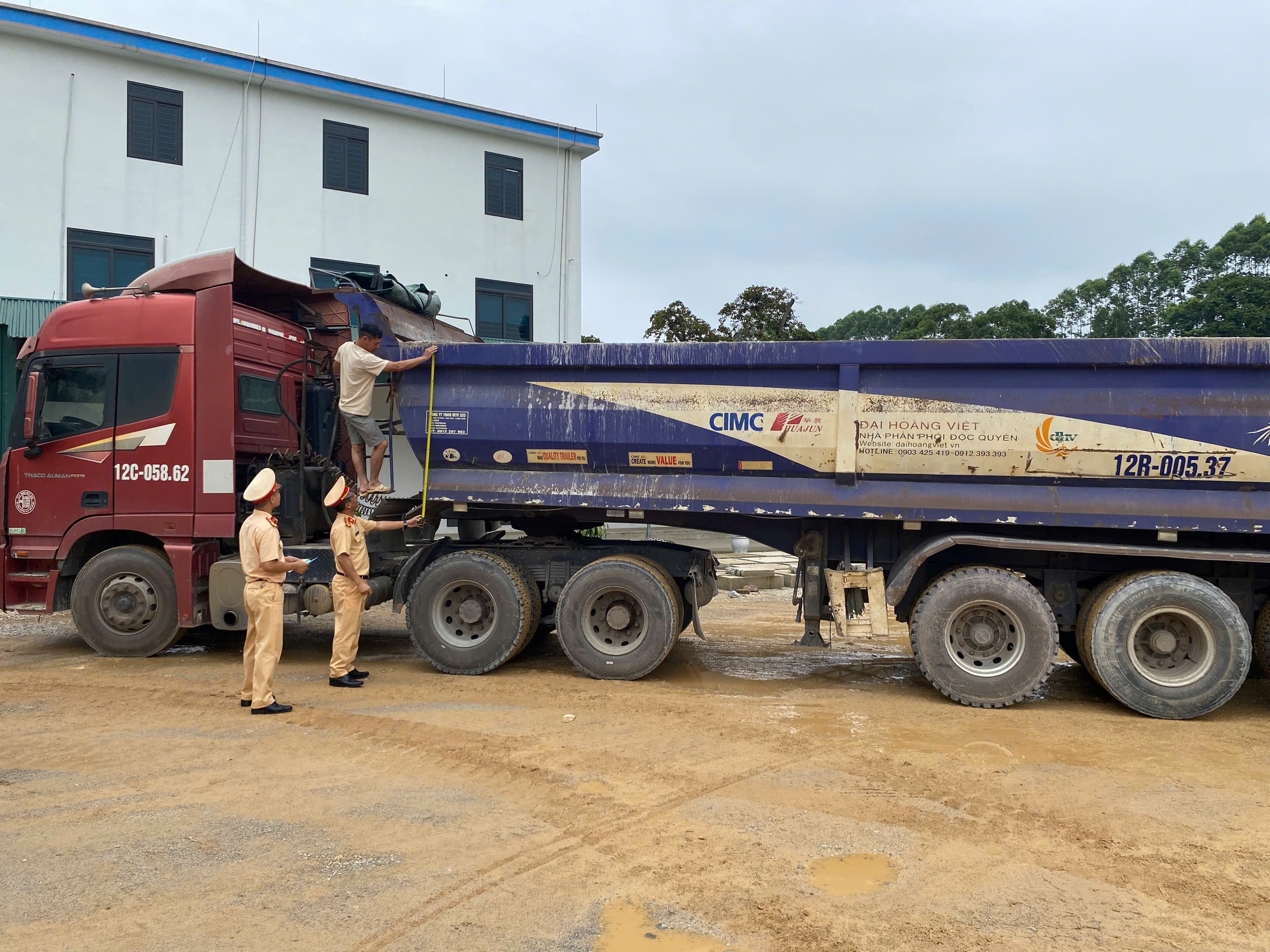 CSGT Lạng Sơn đến tận nhà đo thùng xe, yêu cầu chủ phương tiện ký cam kết không vi phạm- Ảnh 4. CSGT Lạng Sơn đến tận nhà đo thùng xe, yêu cầu chủ phương tiện ký cam kết không vi phạm- Ảnh 4.