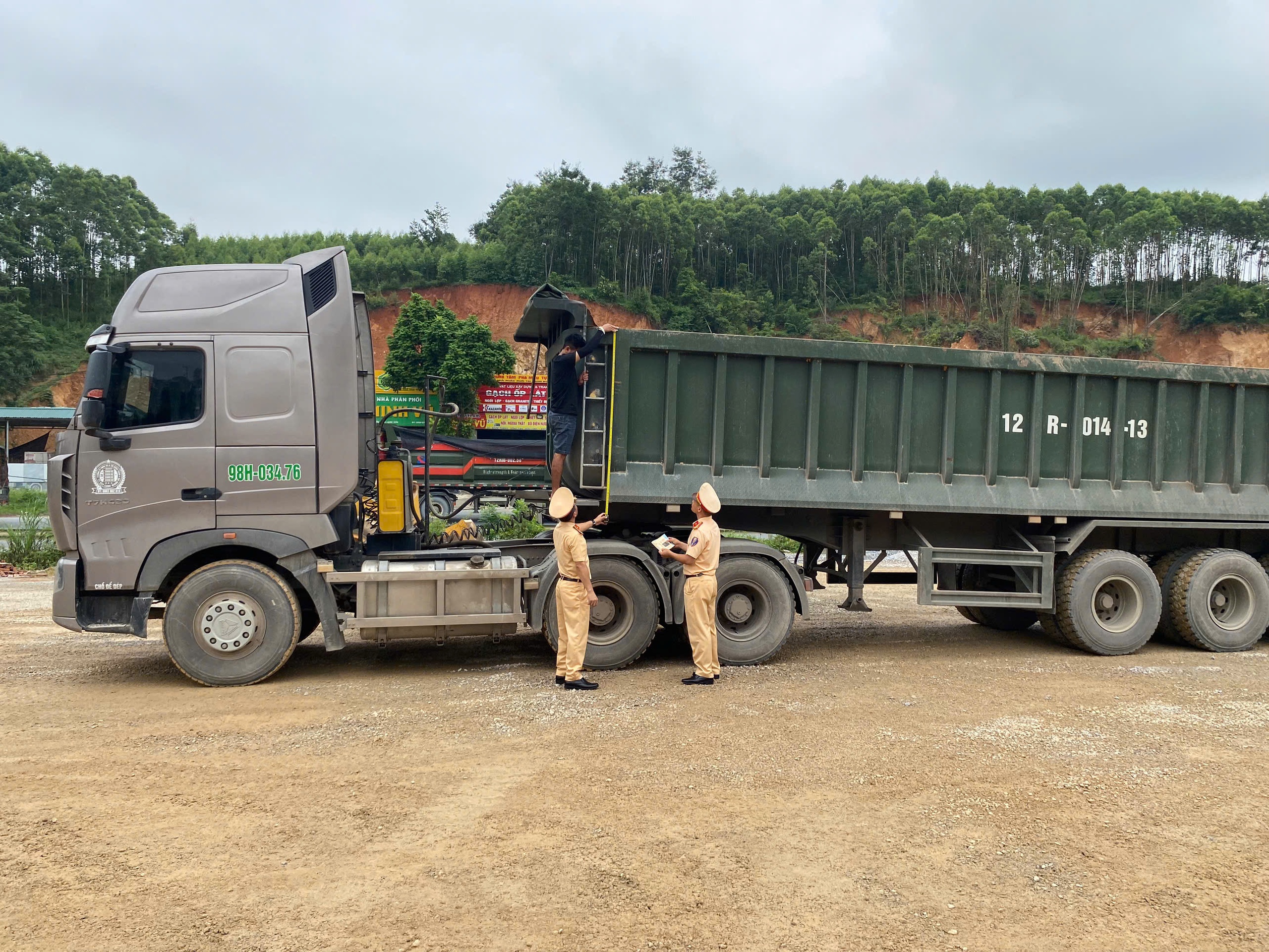 CSGT Lạng Sơn đến tận nhà đo thùng xe, yêu cầu chủ phương tiện ký cam kết không vi phạm- Ảnh 3. CSGT Lạng Sơn đến tận nhà đo thùng xe, yêu cầu chủ phương tiện ký cam kết không vi phạm- Ảnh 3.