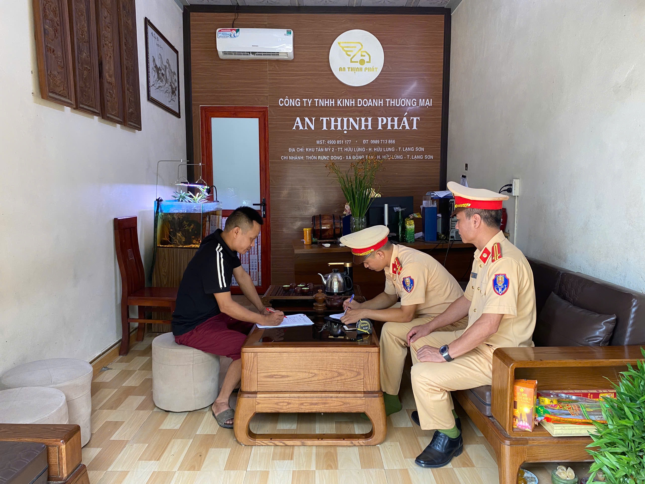 CSGT Lạng Sơn đến tận nhà đo thùng xe, yêu cầu chủ phương tiện ký cam kết không vi phạm- Ảnh 6. CSGT Lạng Sơn đến tận nhà đo thùng xe, yêu cầu chủ phương tiện ký cam kết không vi phạm- Ảnh 6.