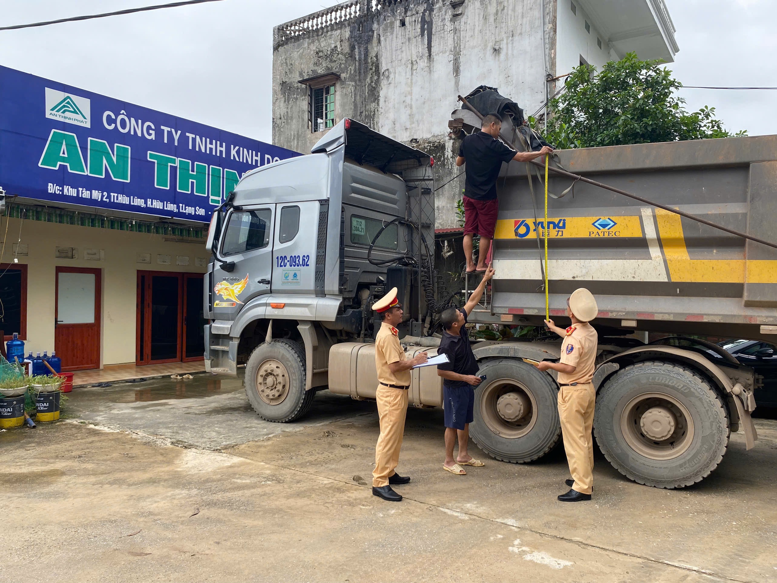 CSGT Lạng Sơn đến tận nhà đo thùng xe, yêu cầu chủ phương tiện ký cam kết không vi phạm- Ảnh 1. CSGT Lạng Sơn đến tận nhà đo thùng xe, yêu cầu chủ phương tiện ký cam kết không vi phạm- Ảnh 1.