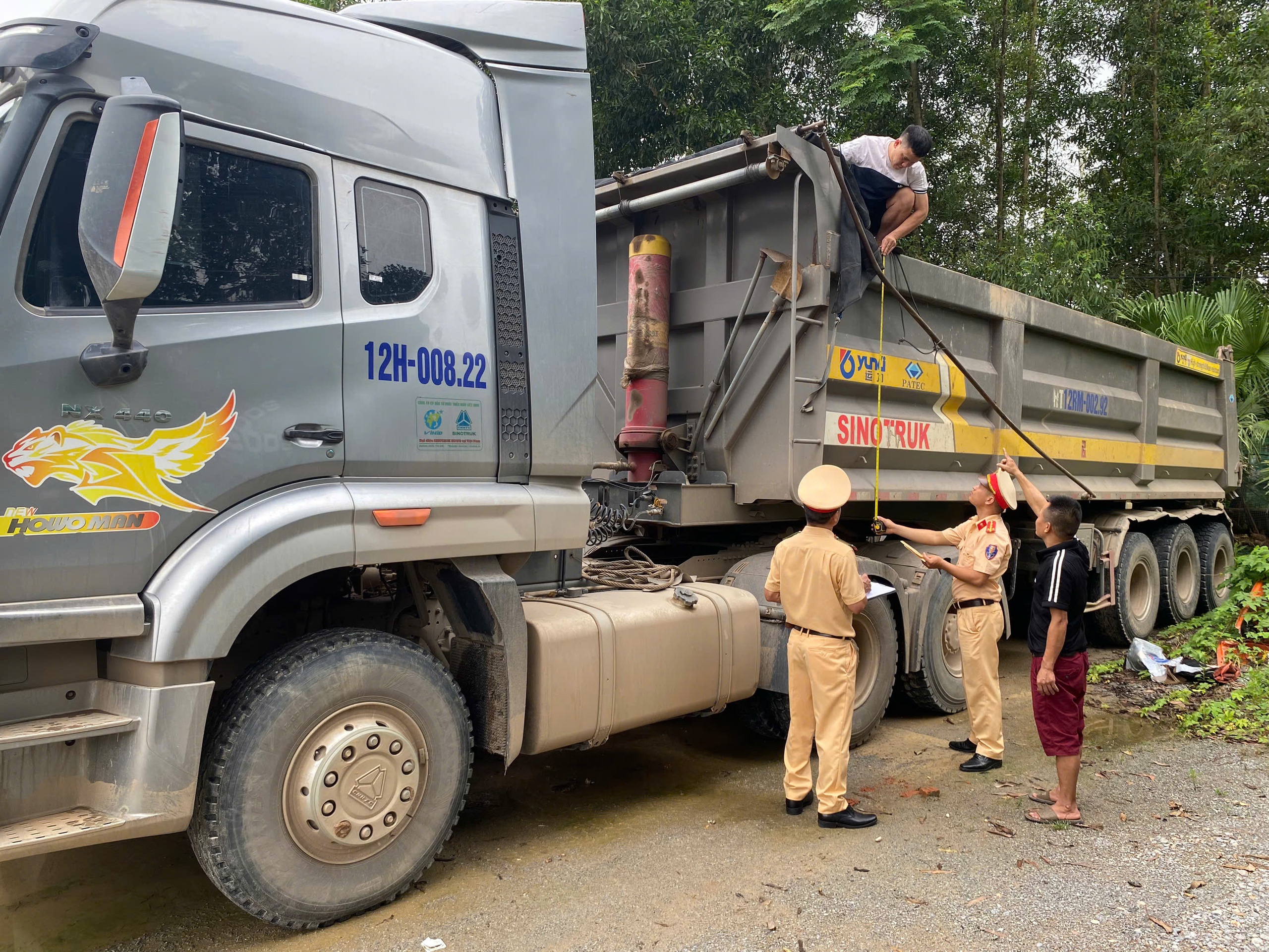 CSGT Lạng Sơn đến tận nhà đo thùng xe, yêu cầu chủ phương tiện ký cam kết không vi phạm- Ảnh 2. CSGT Lạng Sơn đến tận nhà đo thùng xe, yêu cầu chủ phương tiện ký cam kết không vi phạm- Ảnh 2.