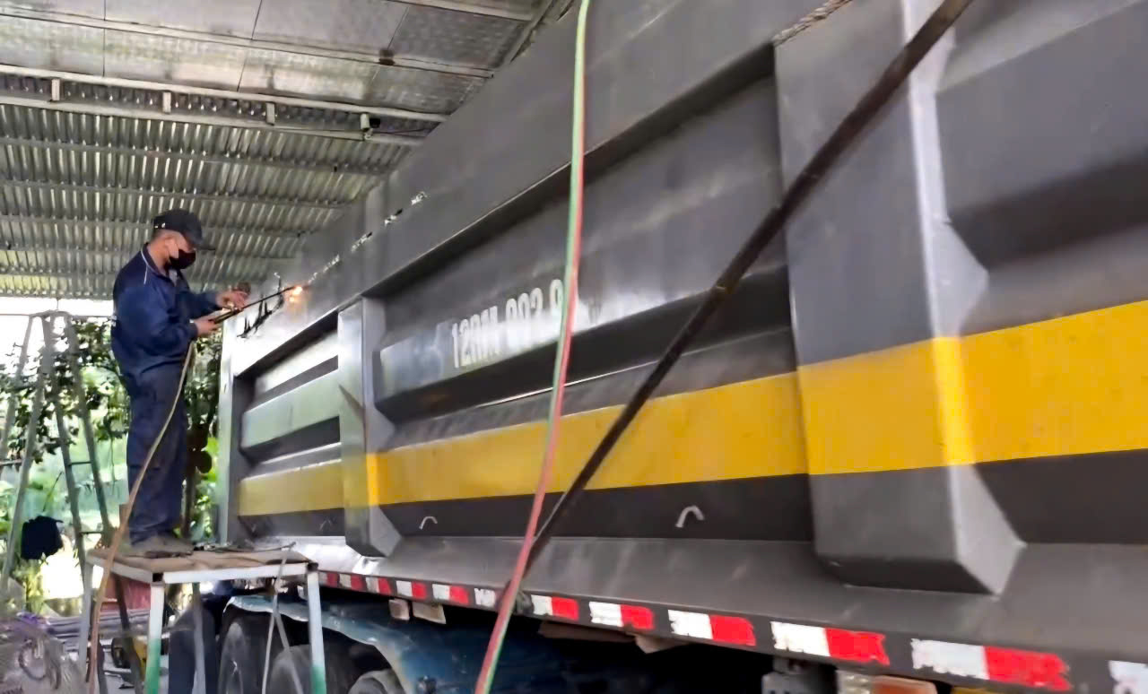 CSGT Lạng Sơn đến tận nhà đo thùng xe, yêu cầu chủ phương tiện ký cam kết không vi phạm- Ảnh 5. CSGT Lạng Sơn đến tận nhà đo thùng xe, yêu cầu chủ phương tiện ký cam kết không vi phạm- Ảnh 5.