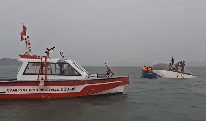Bộ Xây dựng chỉ đạo khẩn trương tìm kiếm nạn nhân vụ lật tàu tại vịnh Hạ Long- Ảnh 2. Bộ Xây dựng chỉ đạo khẩn trương tìm kiếm nạn nhân vụ lật tàu tại vịnh Hạ Long- Ảnh 2.