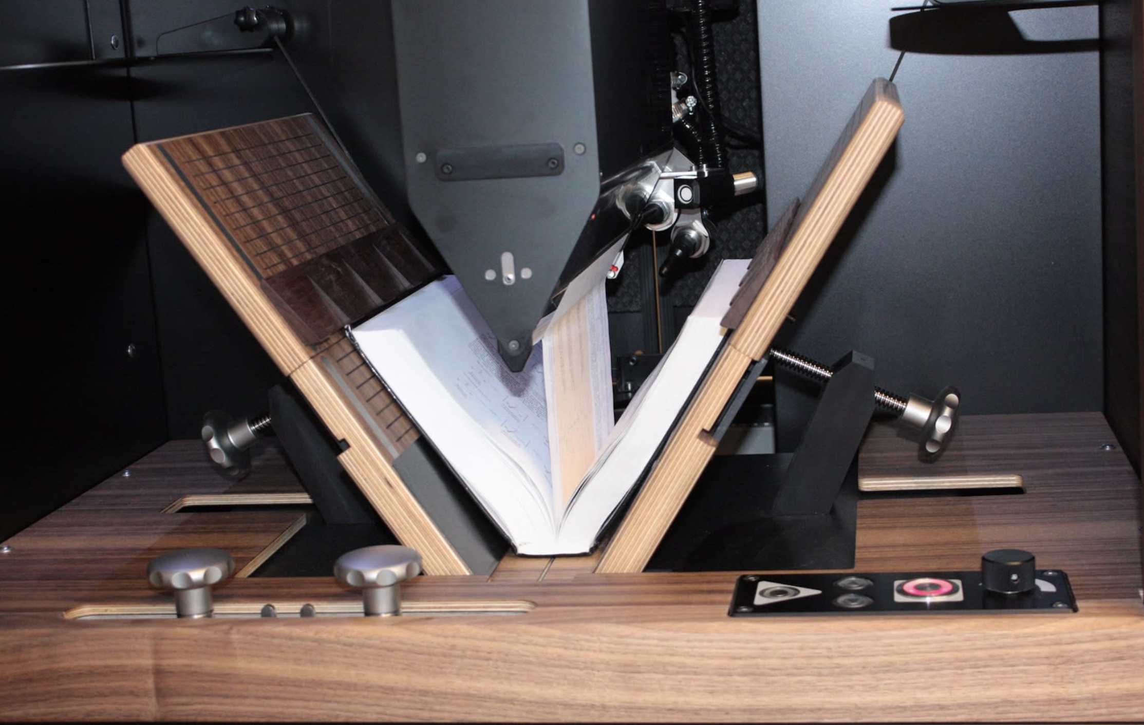 Chiêm ngưỡng robot sao chép sách với tốc độ 2.500 trang mỗi giờ- Ảnh 1. Chiêm ngưỡng robot sao chép sách với tốc độ 2.500 trang mỗi giờ- Ảnh 1.