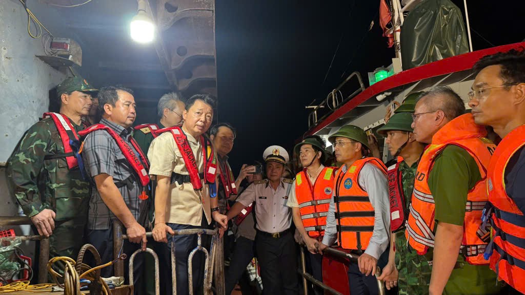 Ph&oacute; Thủ tướng Trần Hồng H&agrave; trực tiếp chỉ đạo tại hiện trường cứu hộ nạn nh&acirc;n vụ lật t&agrave;u- Ảnh 1.