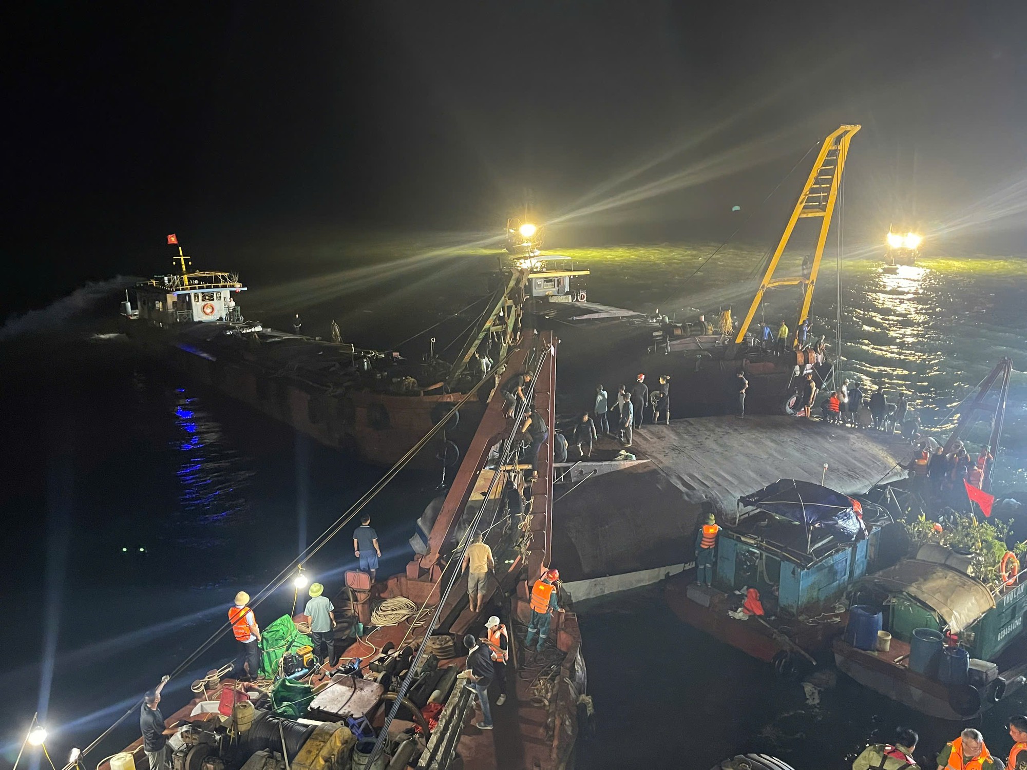 Lật t&agrave;u ở Quảng Ninh: 35 người tử vong, tiếp tục t&igrave;m kiếm 4 người mất t&iacute;ch- Ảnh 4.