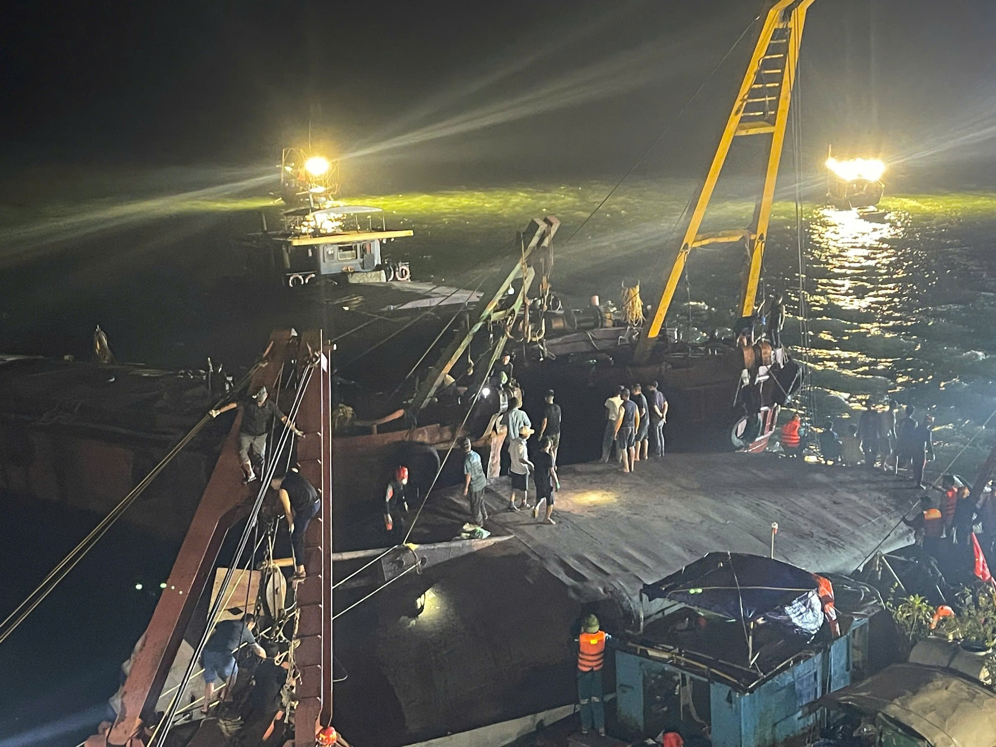 Lật t&agrave;u ở Quảng Ninh: 35 người tử vong, tiếp tục t&igrave;m kiếm 4 người mất t&iacute;ch- Ảnh 7.