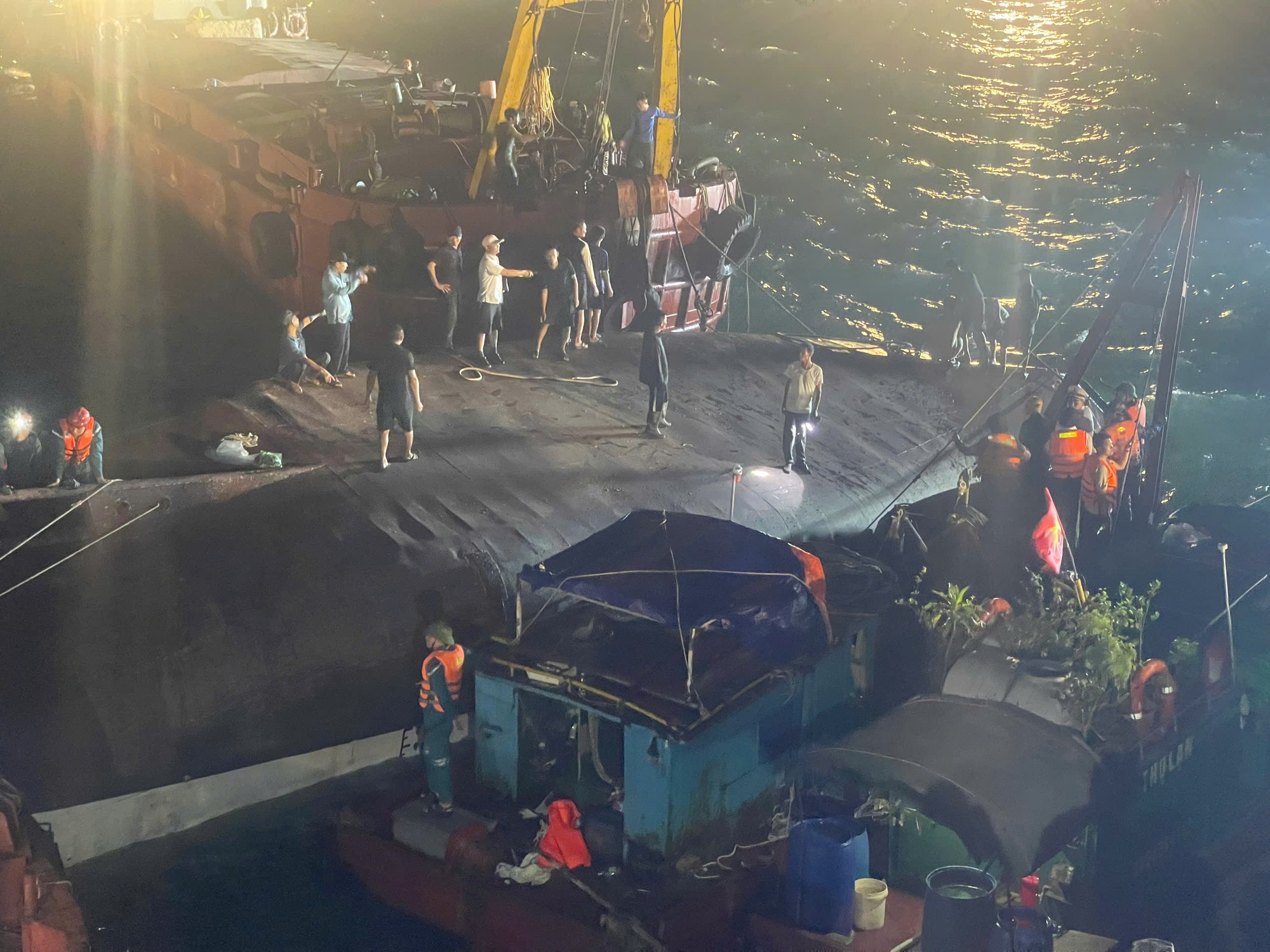 Lật t&agrave;u ở Quảng Ninh: 35 người tử vong, tiếp tục t&igrave;m kiếm 4 người mất t&iacute;ch- Ảnh 6.