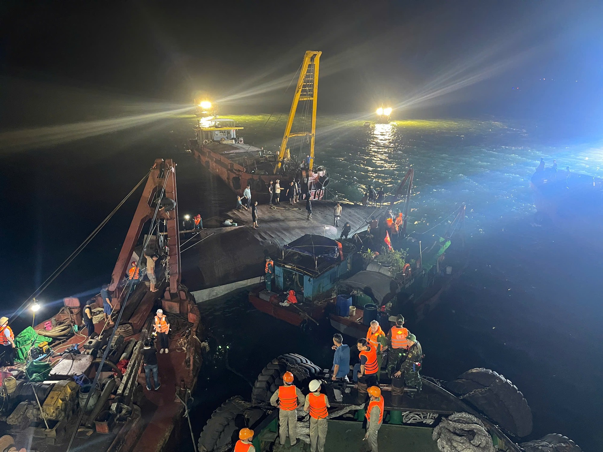 Lật t&agrave;u ở Quảng Ninh: 35 người tử vong, tiếp tục t&igrave;m kiếm 4 người mất t&iacute;ch- Ảnh 5.