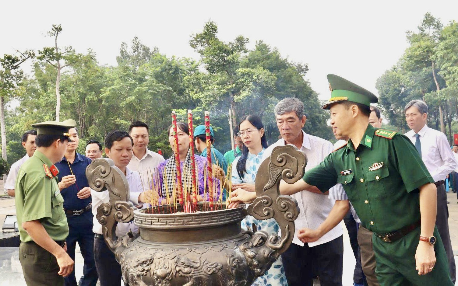 Đồng Nai: D&acirc;ng hương tại Căn cứ T&agrave; Thiết, tặng qu&agrave; tri &acirc;n người c&oacute; c&ocirc;ng nh&acirc;n dịp 27/7
