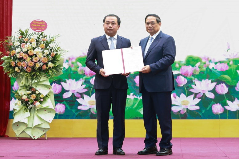 Thủ tướng trao Quyết định giao quyền Bộ trưởng N&ocirc;ng nghiệp v&agrave; M&ocirc;i trường- Ảnh 1.