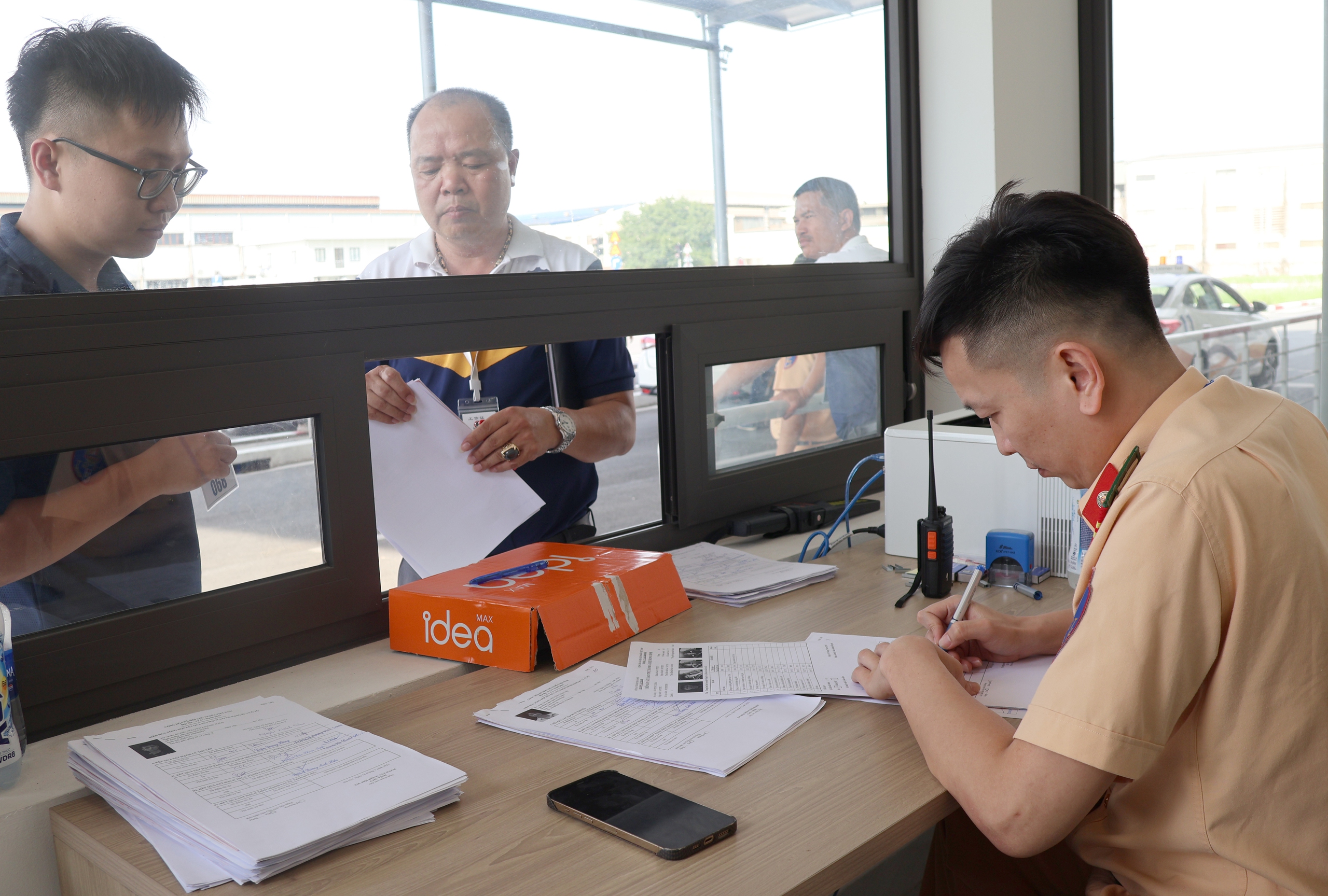 Chưa nhận GPLX sau khi đỗ s&aacute;t hạch, t&agrave;i xế đọc số bằng l&aacute;i sẽ kh&ocirc;ng bị phạt- Ảnh 1.