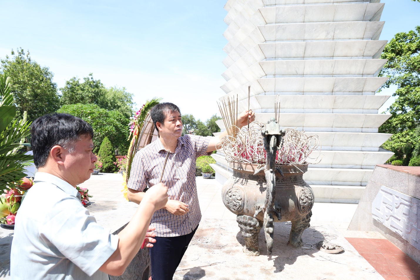 Bộ X&acirc;y dựng tổ chức "H&agrave;nh tr&igrave;nh đỏ" tri &acirc;n liệt sĩ tại Thanh H&oacute;a- Ảnh 1.