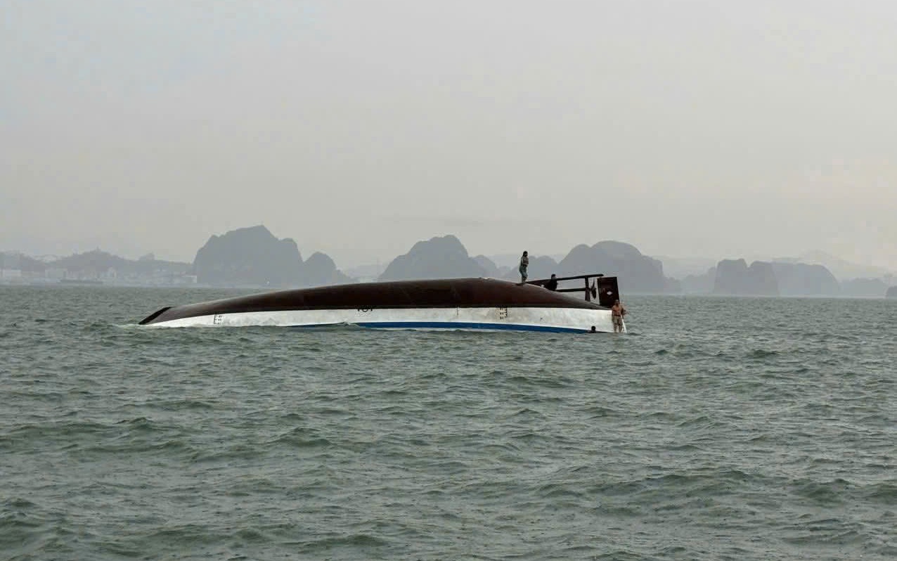 T&agrave;u du lịch chở 53 người đắm tr&ecirc;n vịnh Hạ Long: Đ&atilde; cứu 12 người, t&igrave;m thấy 3 thi thể
