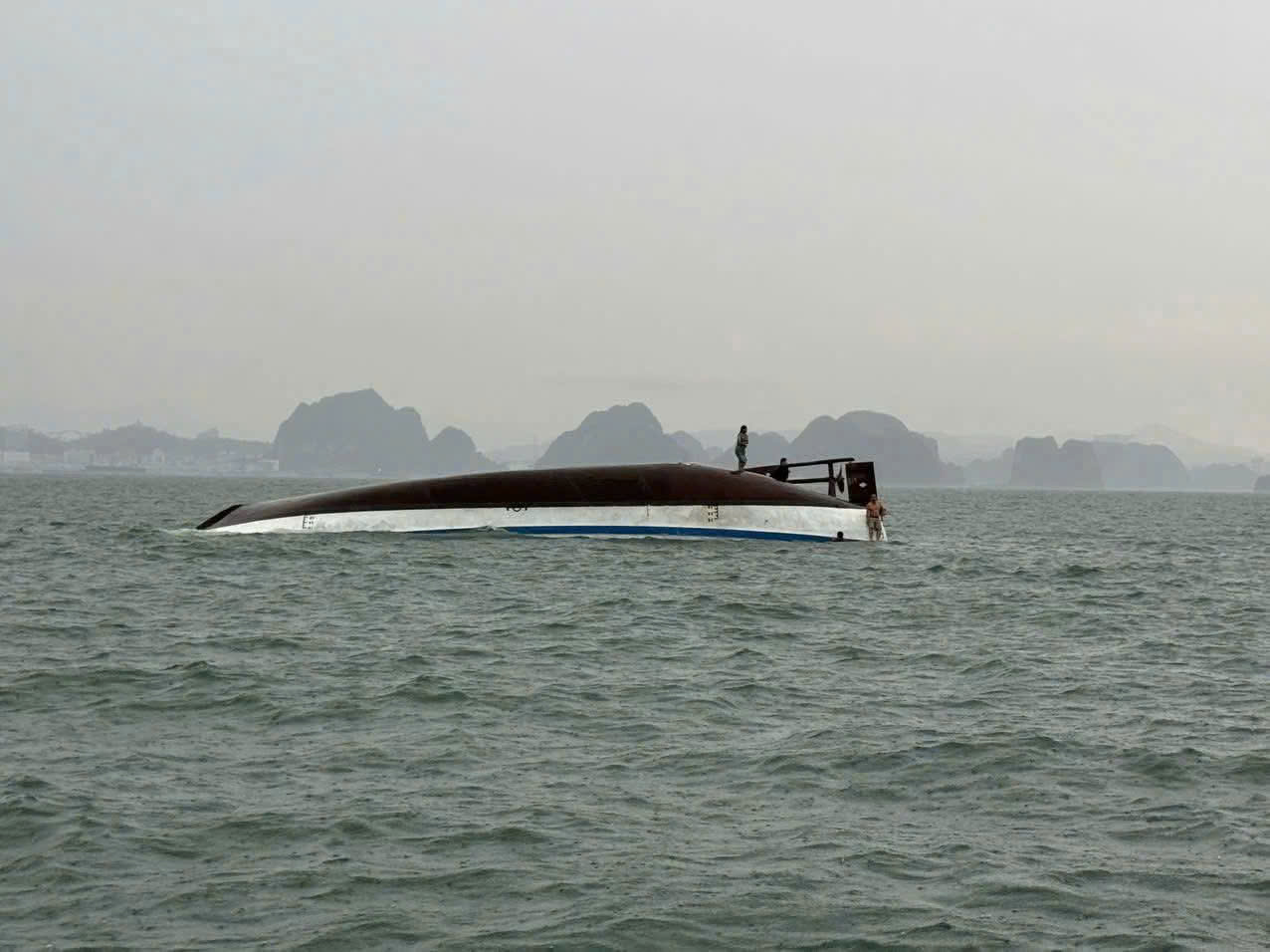 T&agrave;u du lịch lật tr&ecirc;n vịnh Hạ Long: Đ&atilde; cứu 11 người, t&igrave;m thấy 38 thi thể, 4 người mất t&iacute;ch - Ảnh 1.