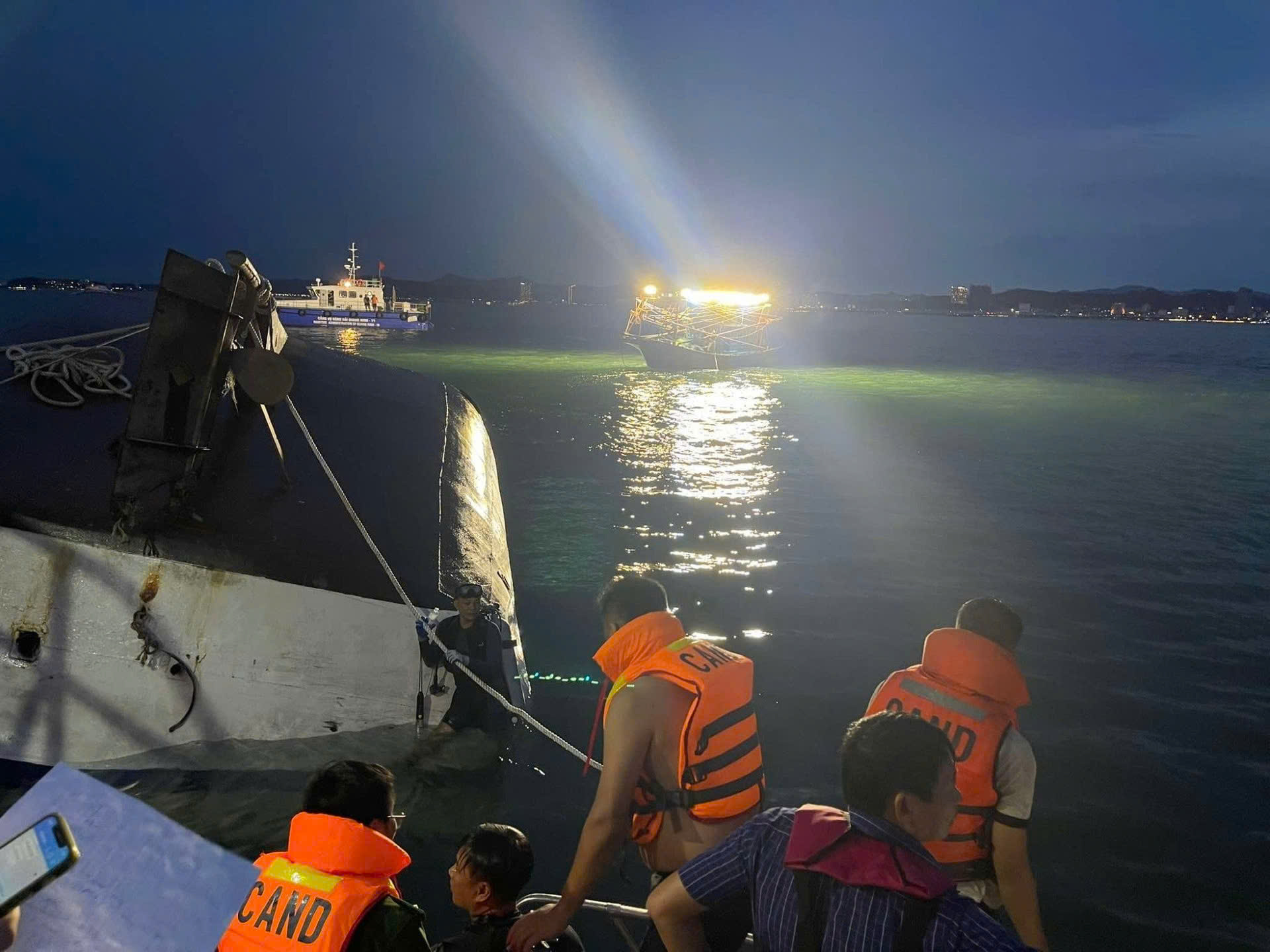 Thủ tướng y&ecirc;u cầu khẩn trương cứu nạn, khắc phục hậu quả vụ lật t&agrave;u tại Quảng Ninh- Ảnh 7.