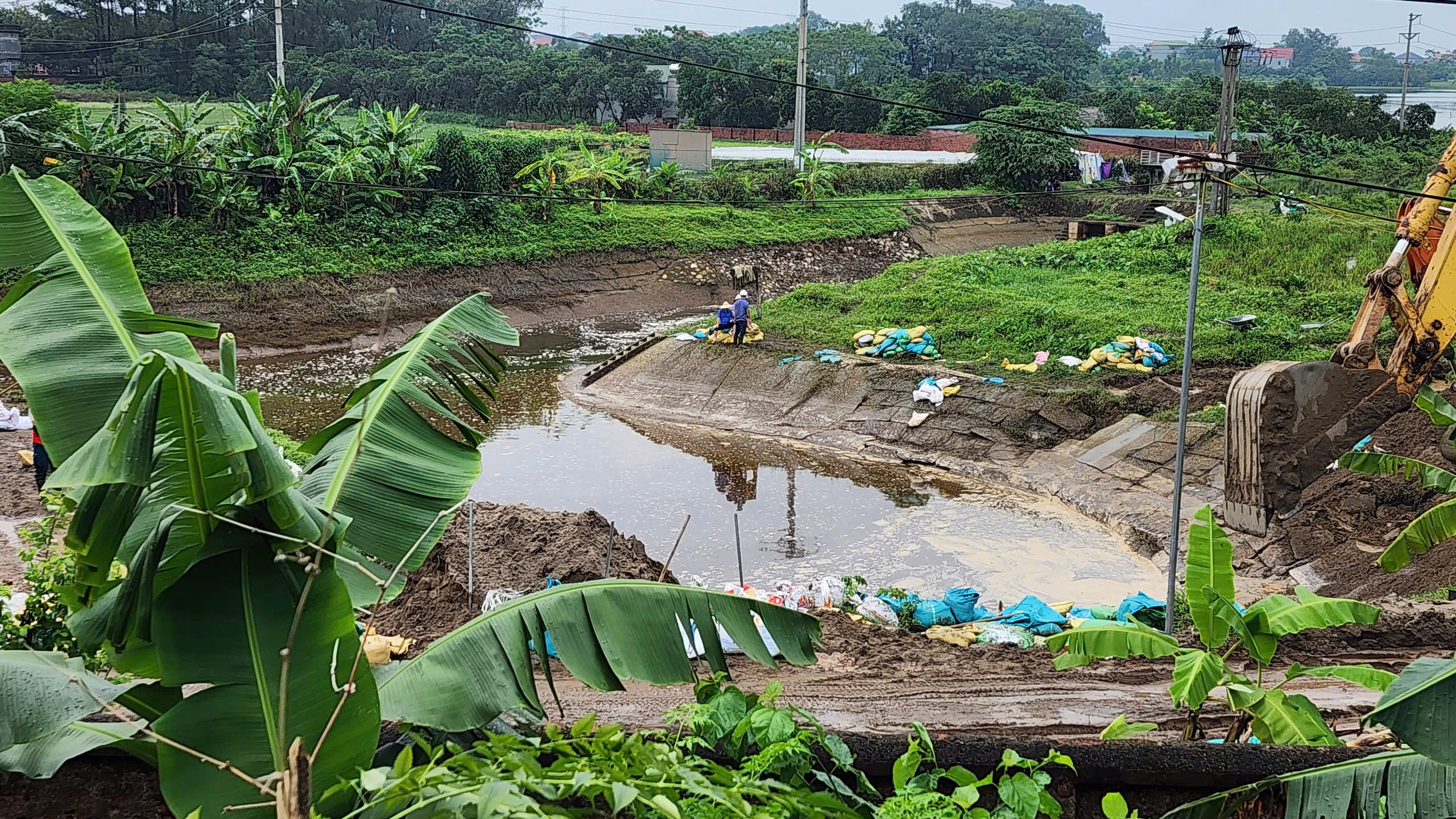 Bắc Ninh: Nhiều nh&agrave; c&oacute; nguy cơ sạt lở, ch&iacute;nh quyền khẩn cấp sơ t&aacute;n người d&acirc;n- Ảnh 24.