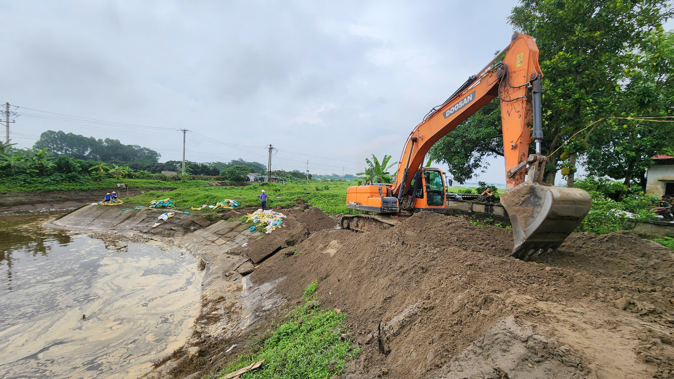 Bắc Ninh: Nhiều nh&agrave; c&oacute; nguy cơ sạt lở, ch&iacute;nh quyền khẩn cấp sơ t&aacute;n người d&acirc;n- Ảnh 25.