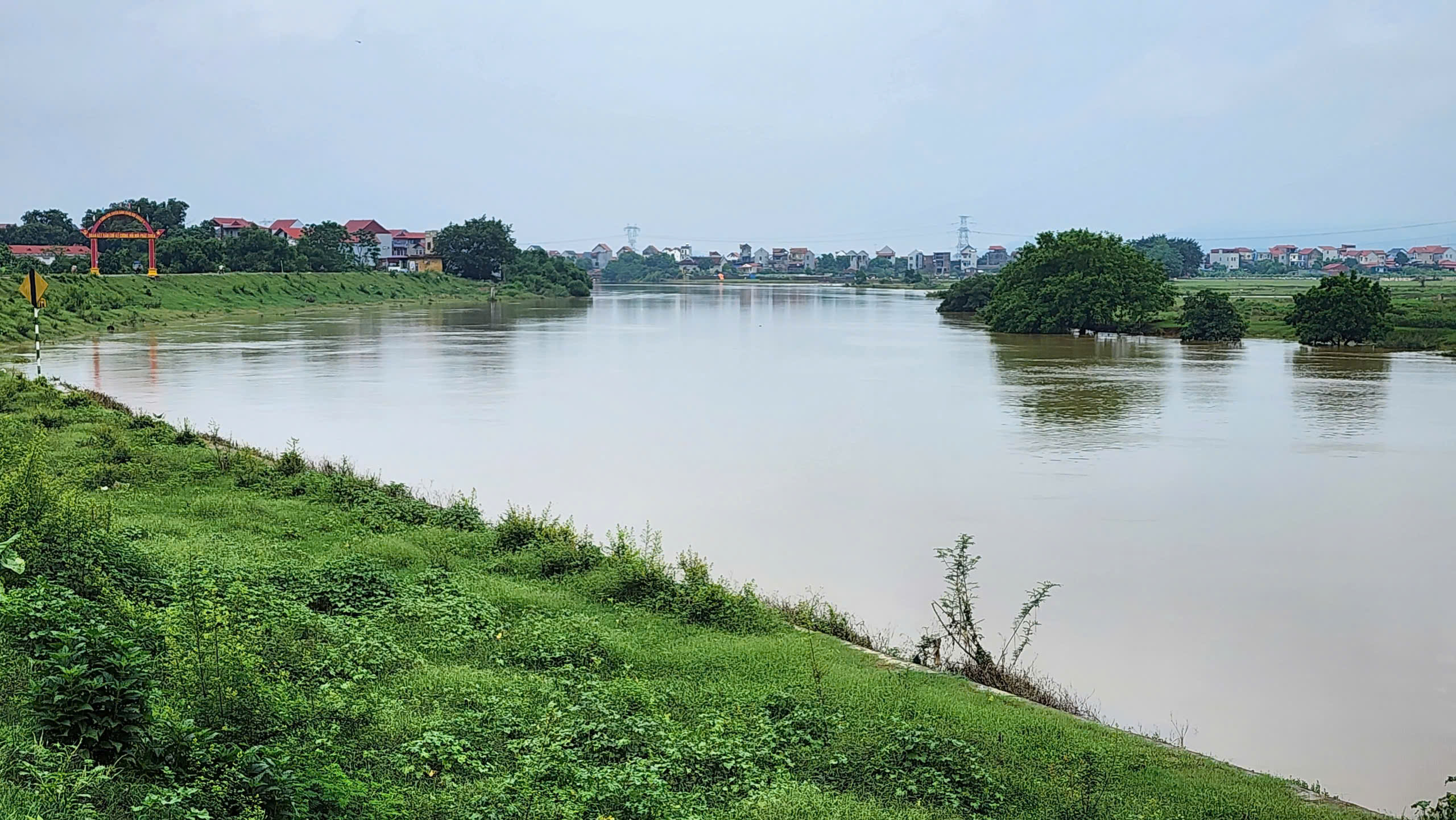 Bắc Ninh: Nhiều nh&agrave; c&oacute; nguy cơ sạt lở, ch&iacute;nh quyền khẩn cấp sơ t&aacute;n người d&acirc;n- Ảnh 29.