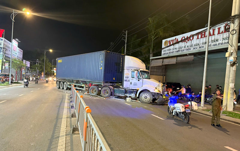 Hiện trường vụ tai nạn khiến xe container chắn ngang đường.