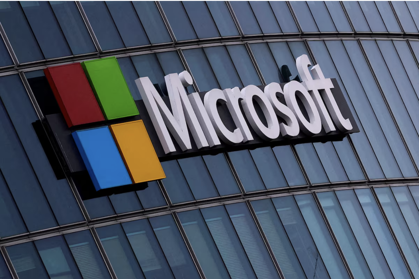 Microsoft sa thải khoảng 4% nh&acirc;n sự khi đầu tư mạnh v&agrave;o AI- Ảnh 1.