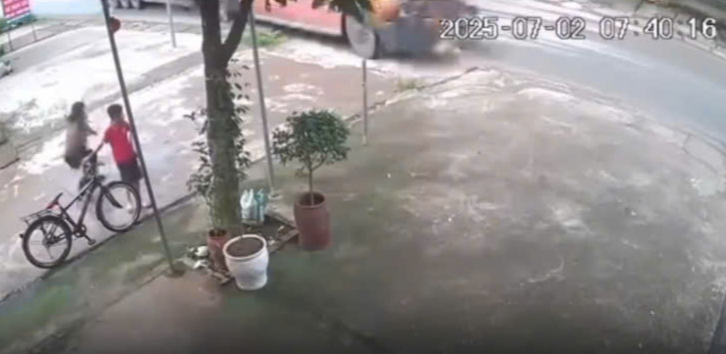 Chạy theo b&agrave; qua đường, b&eacute; 3 tuổi bị xe container t&ocirc;ng tử vong- Ảnh 1.