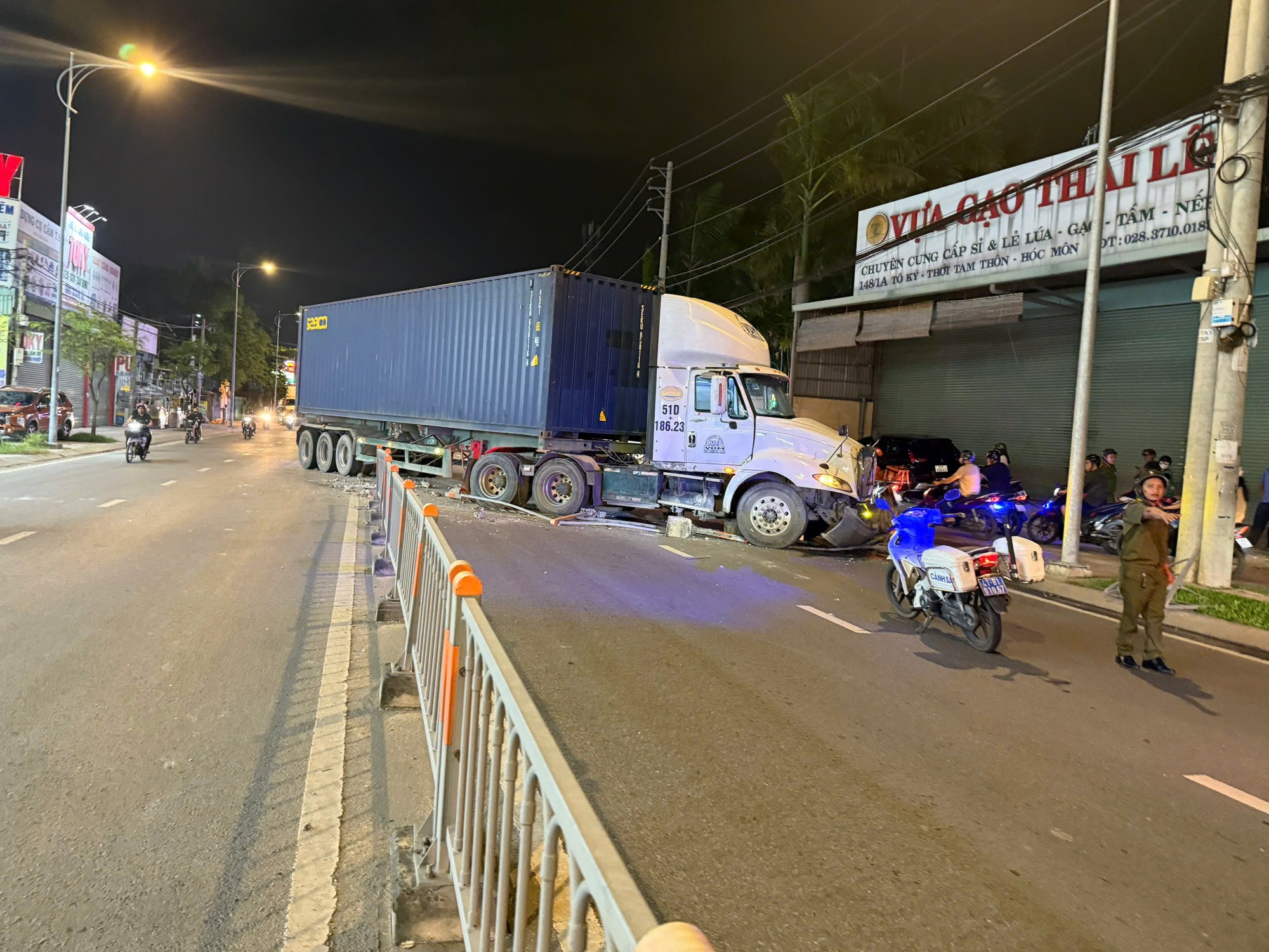 T&ocirc;ng n&aacute;t dải ph&acirc;n c&aacute;ch, container nằm chắn ngang đường khiến giao th&ocirc;ng &ugrave;n ứ- Ảnh 1.