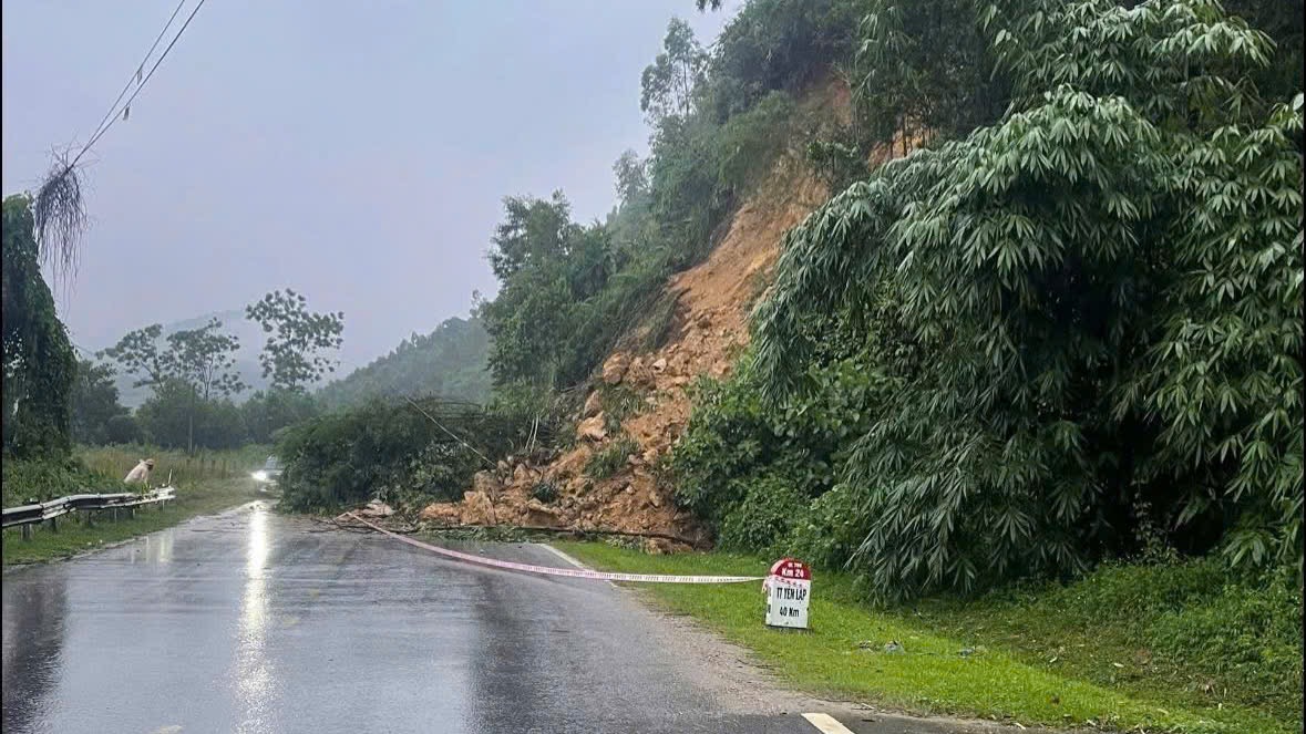 Ph&uacute; Thọ: Ph&acirc;n luồng giao th&ocirc;ng do sạt lở đất tr&ecirc;n quốc lộ 70B- Ảnh 2.