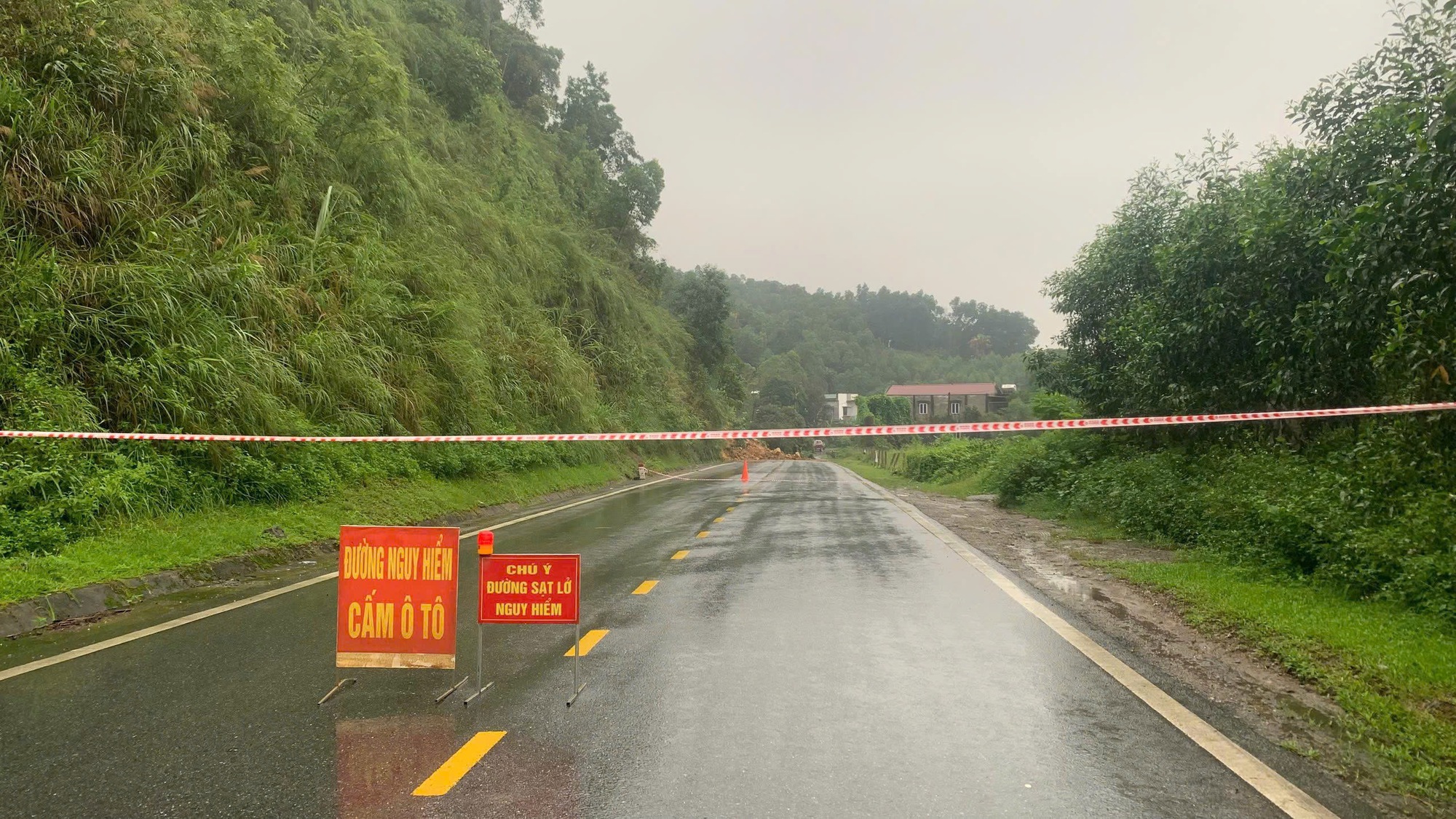 Ph&uacute; Thọ: Ph&acirc;n luồng giao th&ocirc;ng do sạt lở đất tr&ecirc;n quốc lộ 70B- Ảnh 1.