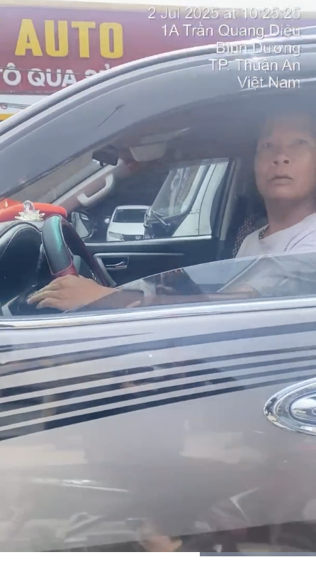 Đang x&aacute;c minh vụ t&agrave;i xế &ocirc; t&ocirc; 7 chỗ chạy ngược chiều c&ograve;n đuổi đ&aacute;nh người quay video- Ảnh 1.