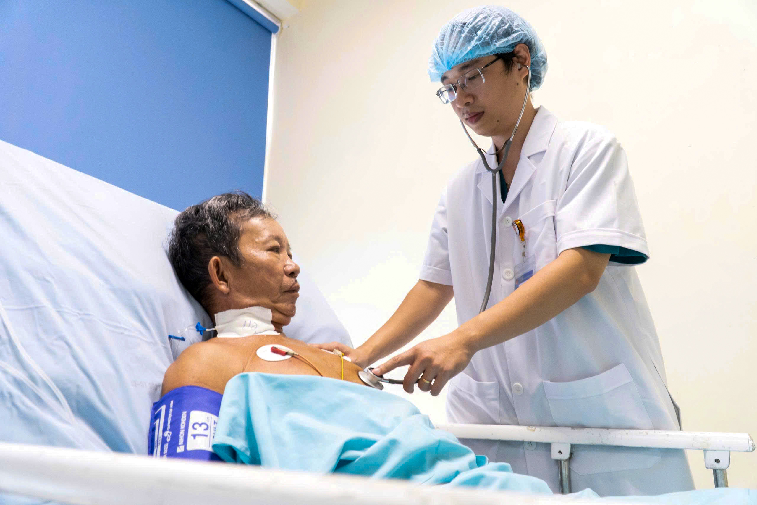 Bị ong v&ograve; vẽ đốt hơn 30 mũi, người đ&agrave;n &ocirc;ng 68 tuổi sốc phản vệ, h&ocirc;n m&ecirc;- Ảnh 1.