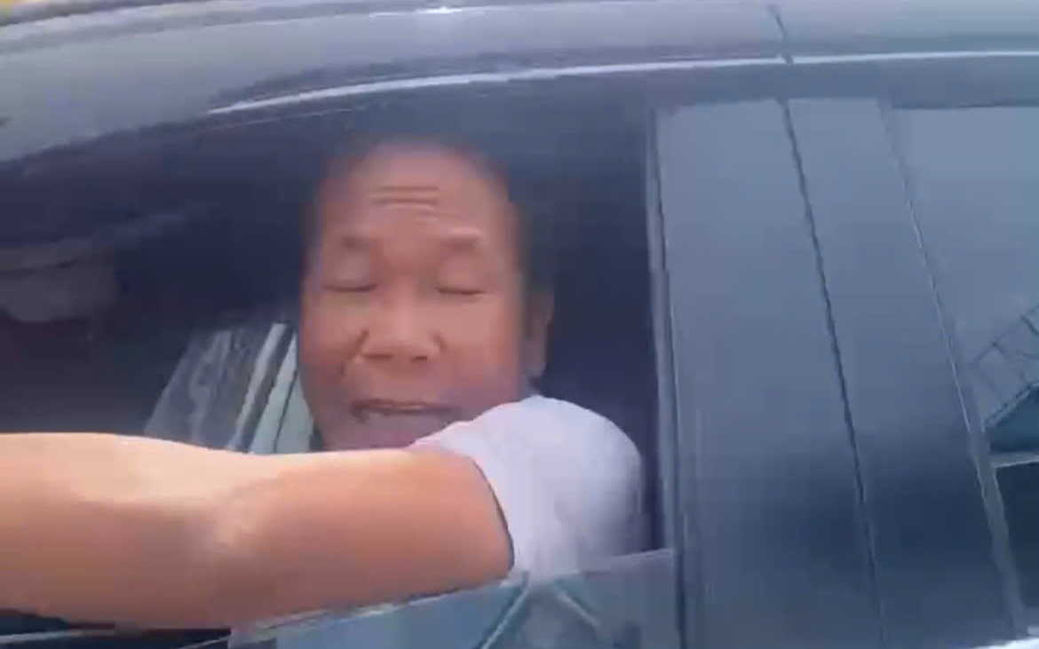 Đang x&aacute;c minh vụ t&agrave;i xế &ocirc; t&ocirc; 7 chỗ chạy ngược chiều c&ograve;n đuổi đ&aacute;nh người quay video